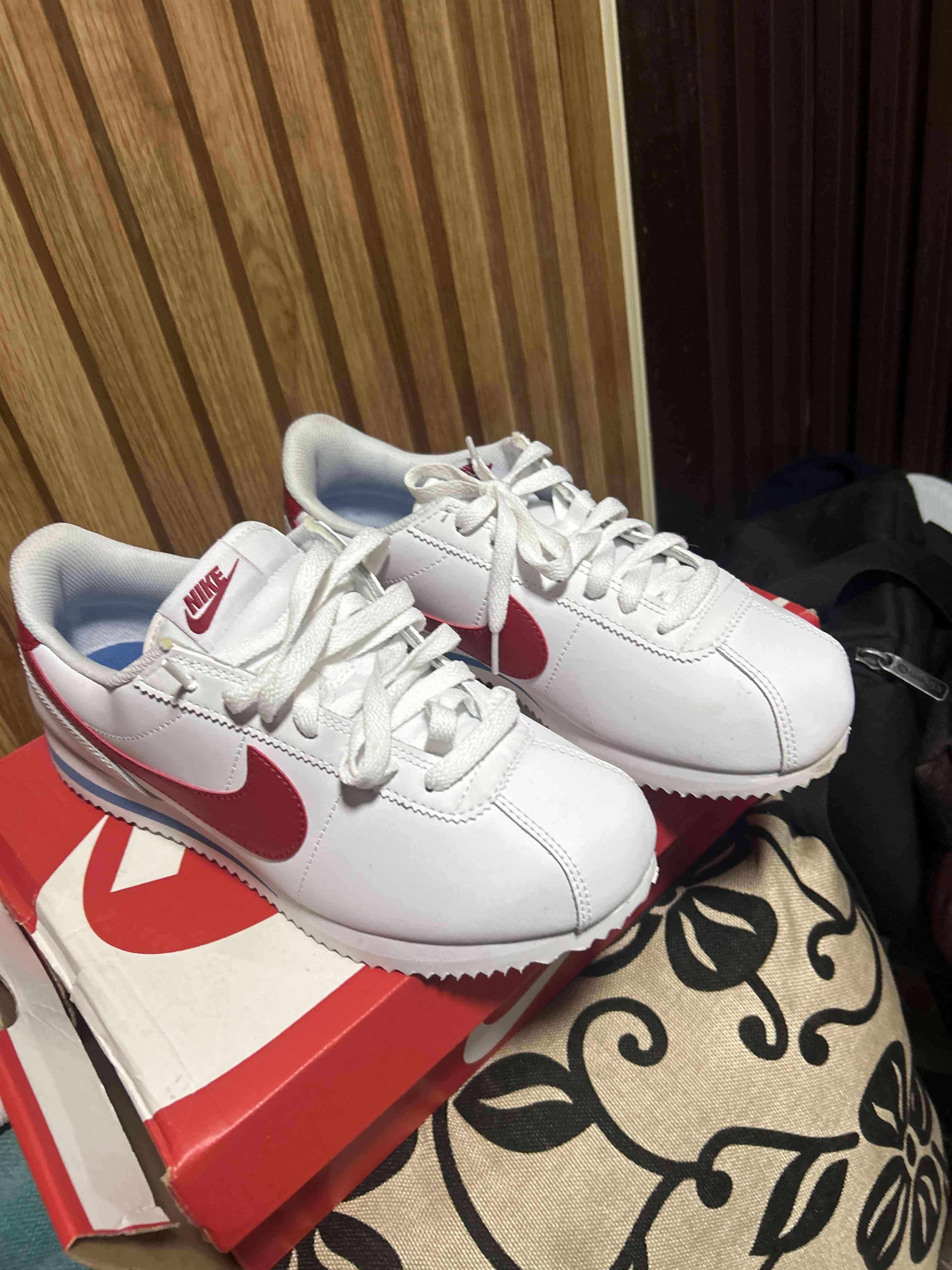 Zapatillas deportivas blancas y rojas - miniatura 5