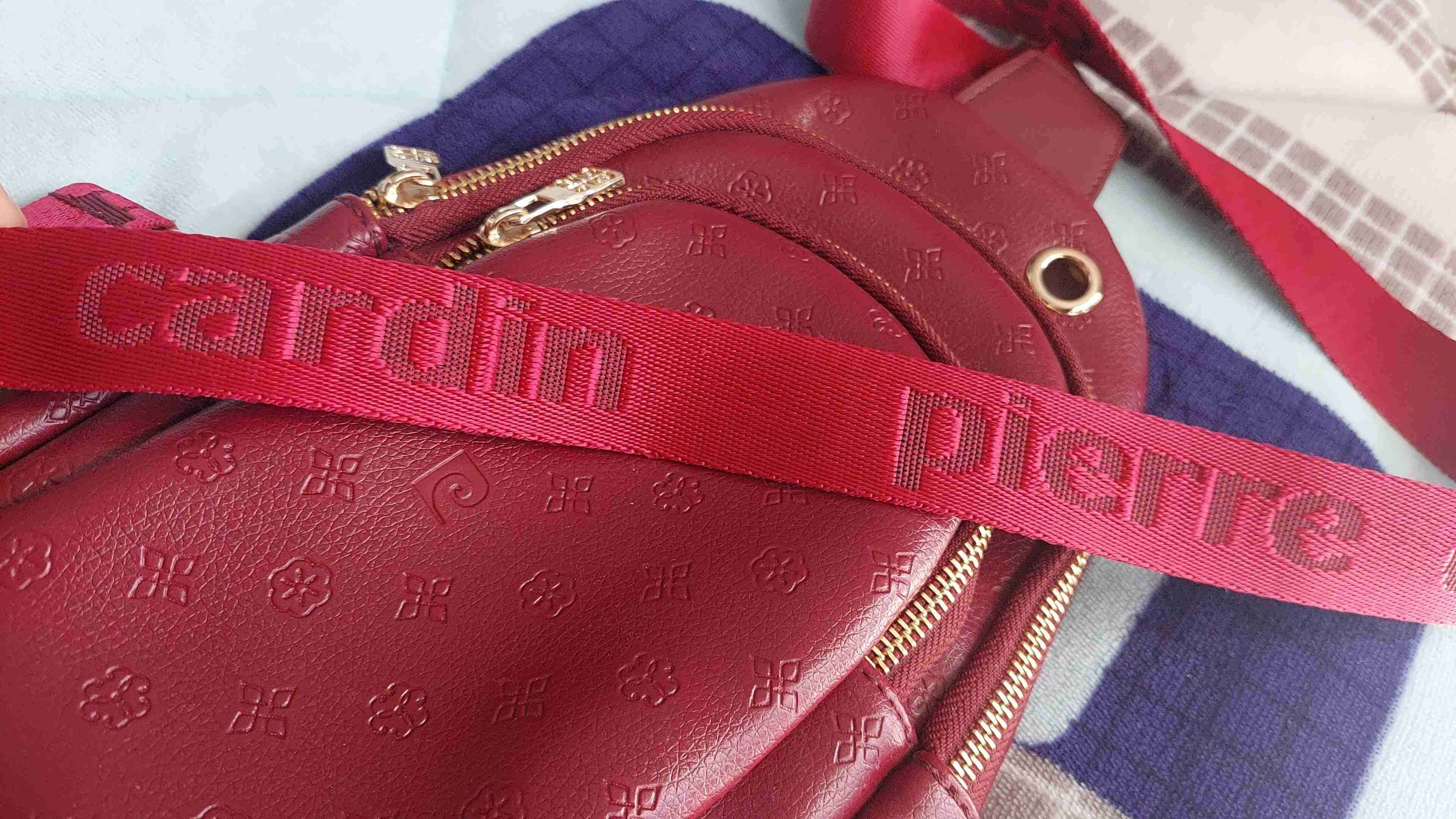 Mochila pequeña roja con diseño - miniatura 3