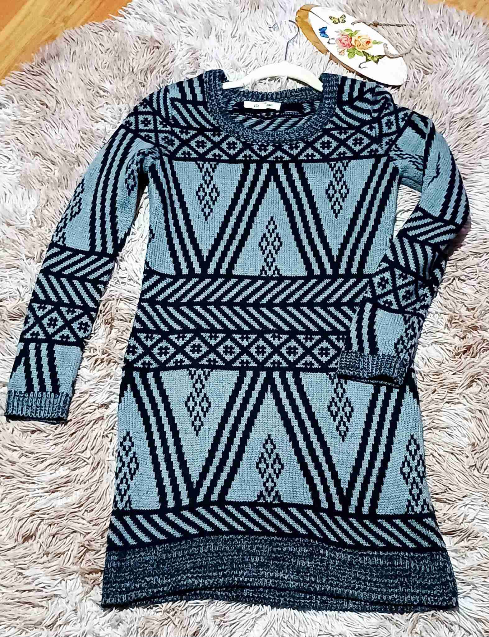 Vestido tejido con diseño geométrico