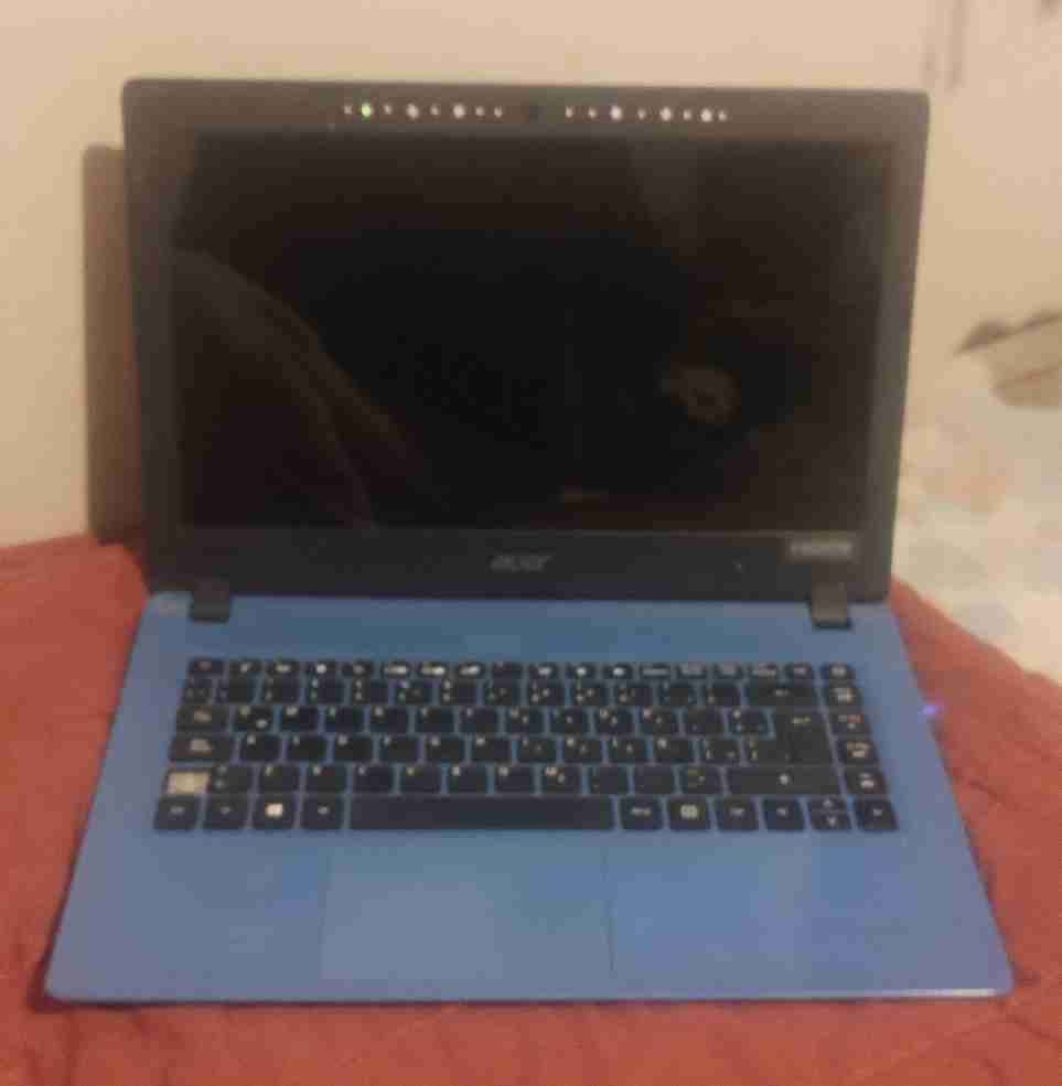 Notebook Acer azul usado - miniatura 1