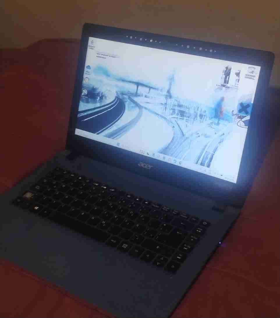 Notebook Acer azul usado - miniatura 2
