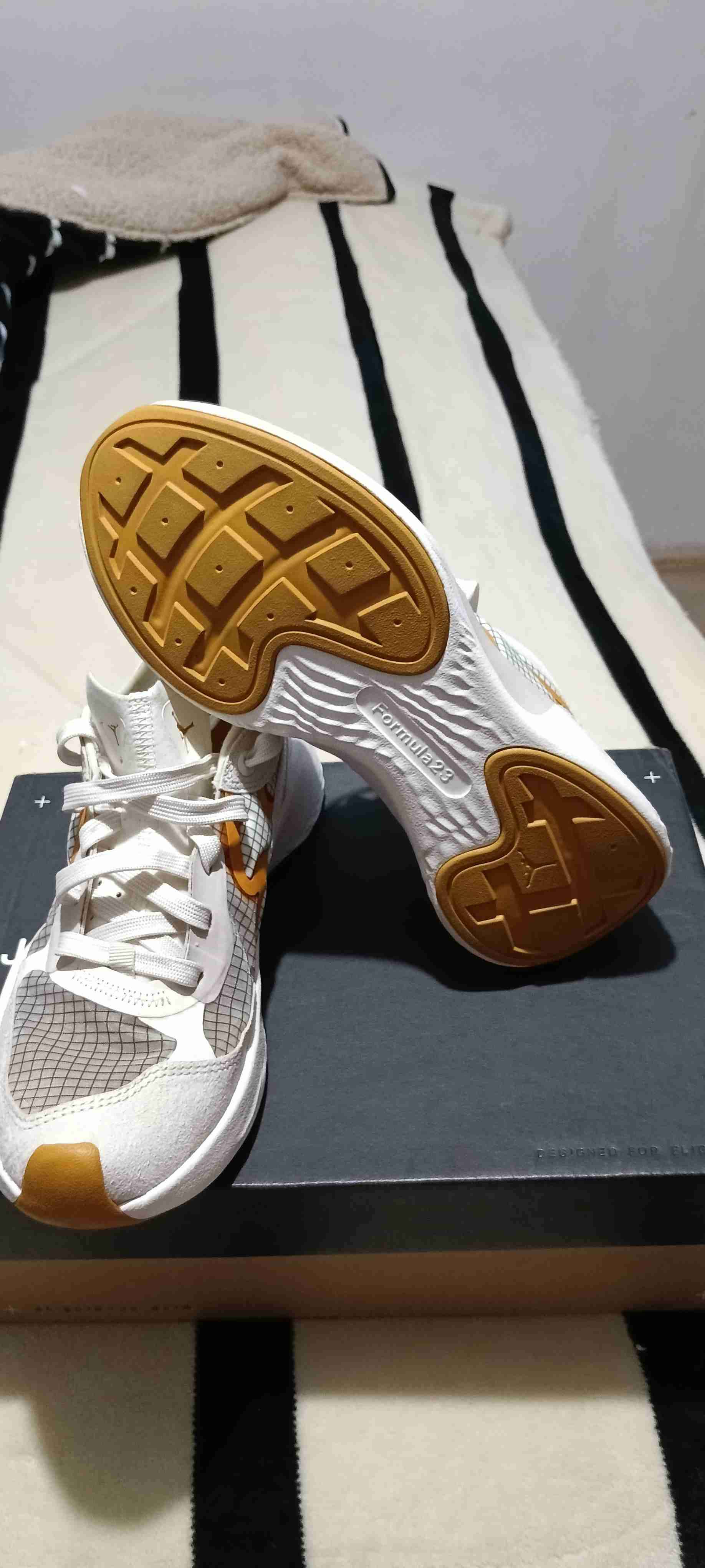 Zapatillas deportivas blancas y naranjas - miniatura 2