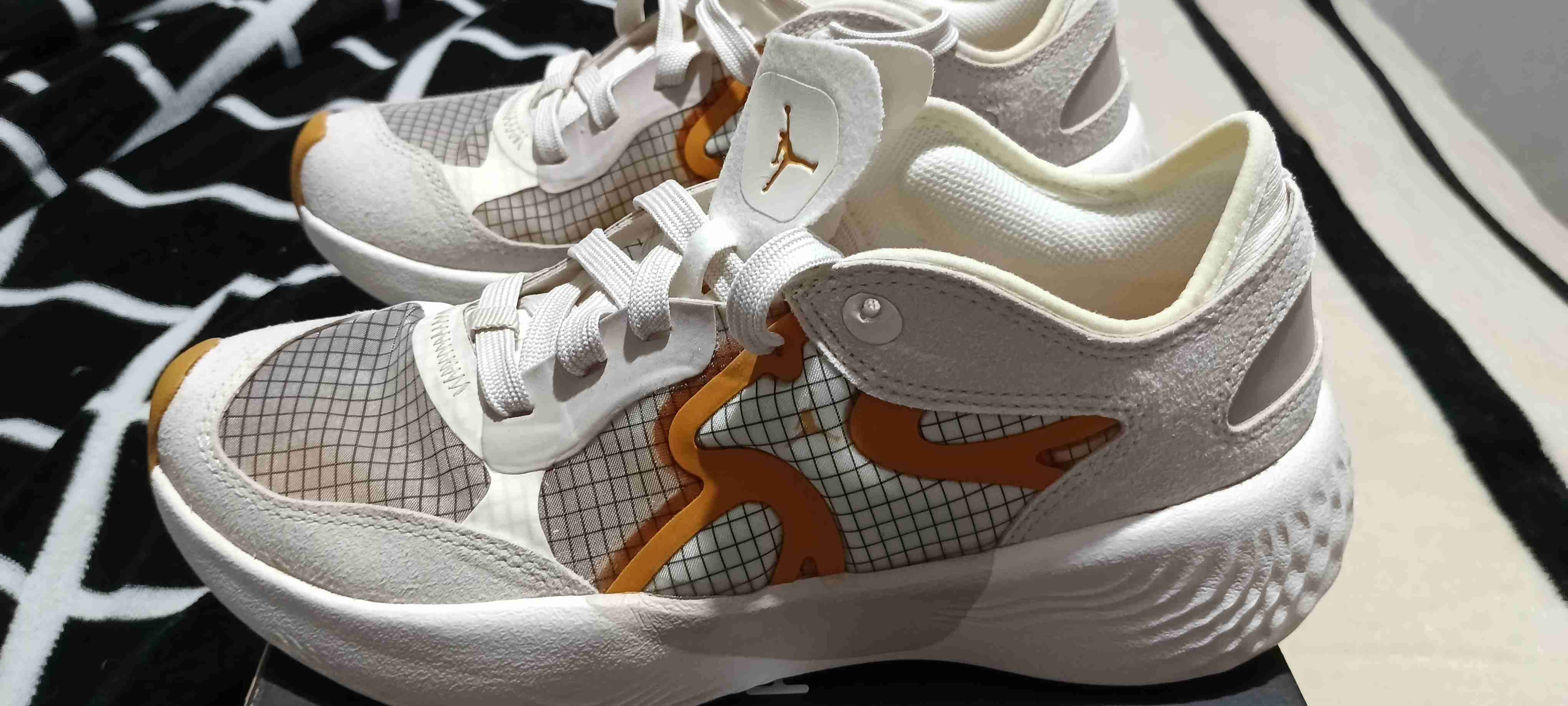 Zapatillas deportivas blancas y naranjas - miniatura 5
