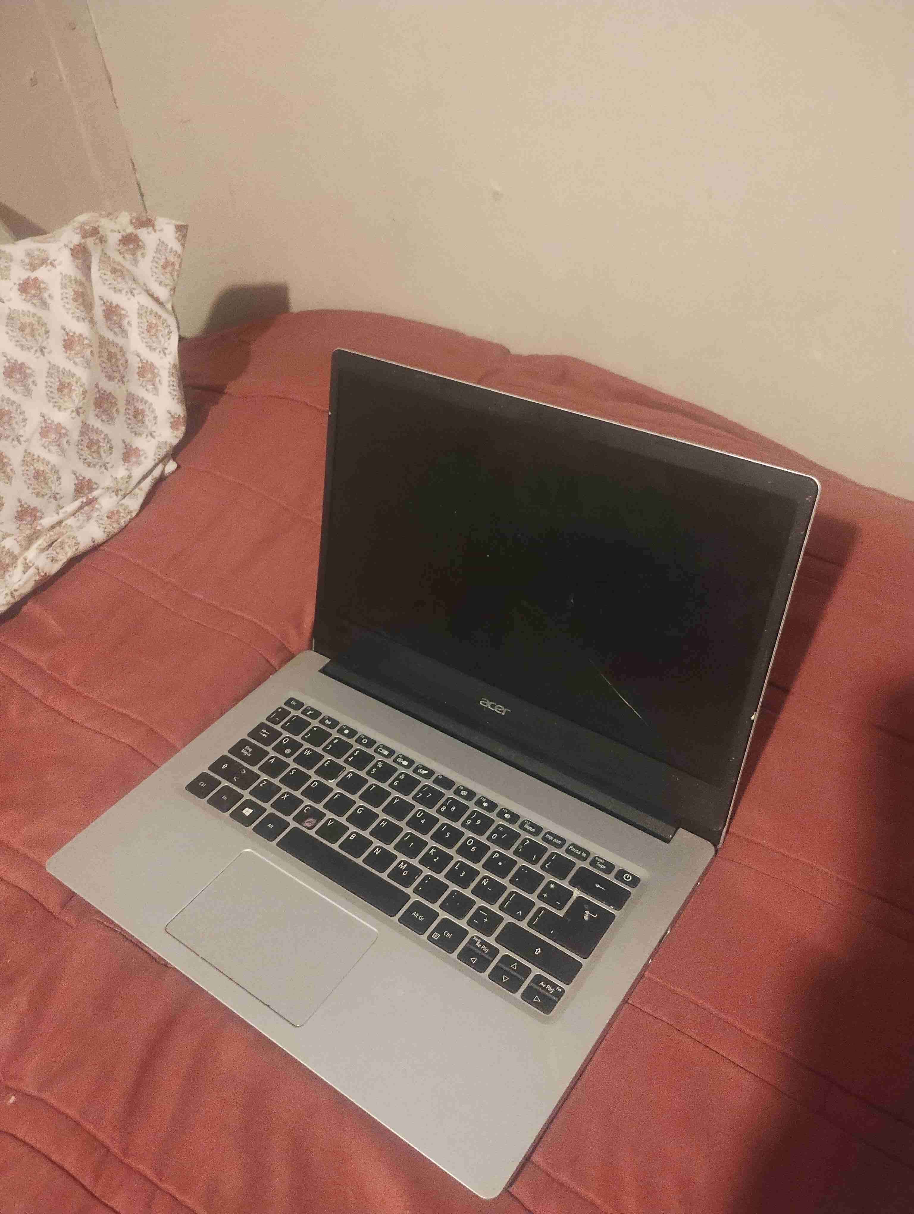Laptop Acer en buen estado - miniatura 1