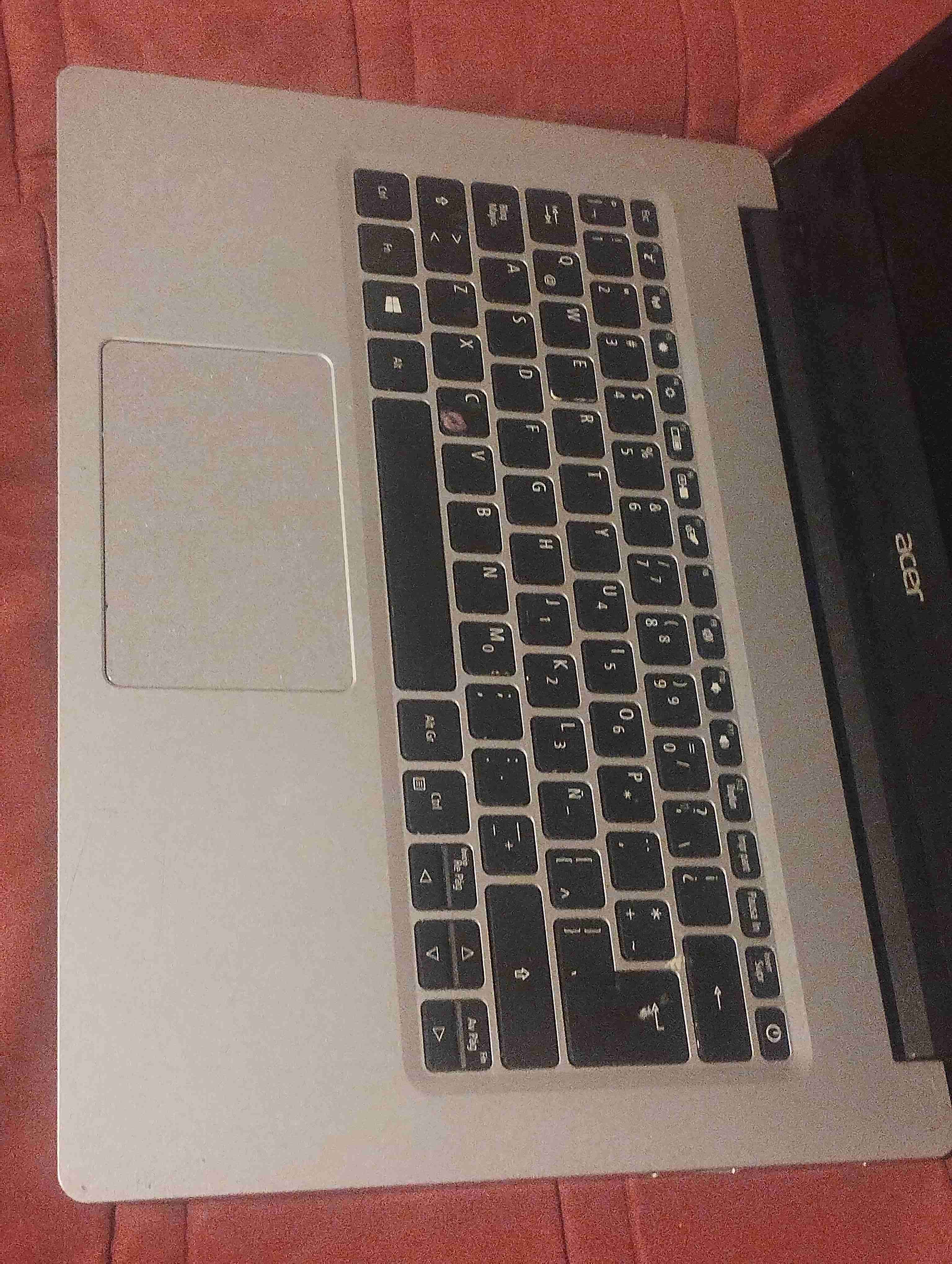 Laptop Acer en buen estado - miniatura 3