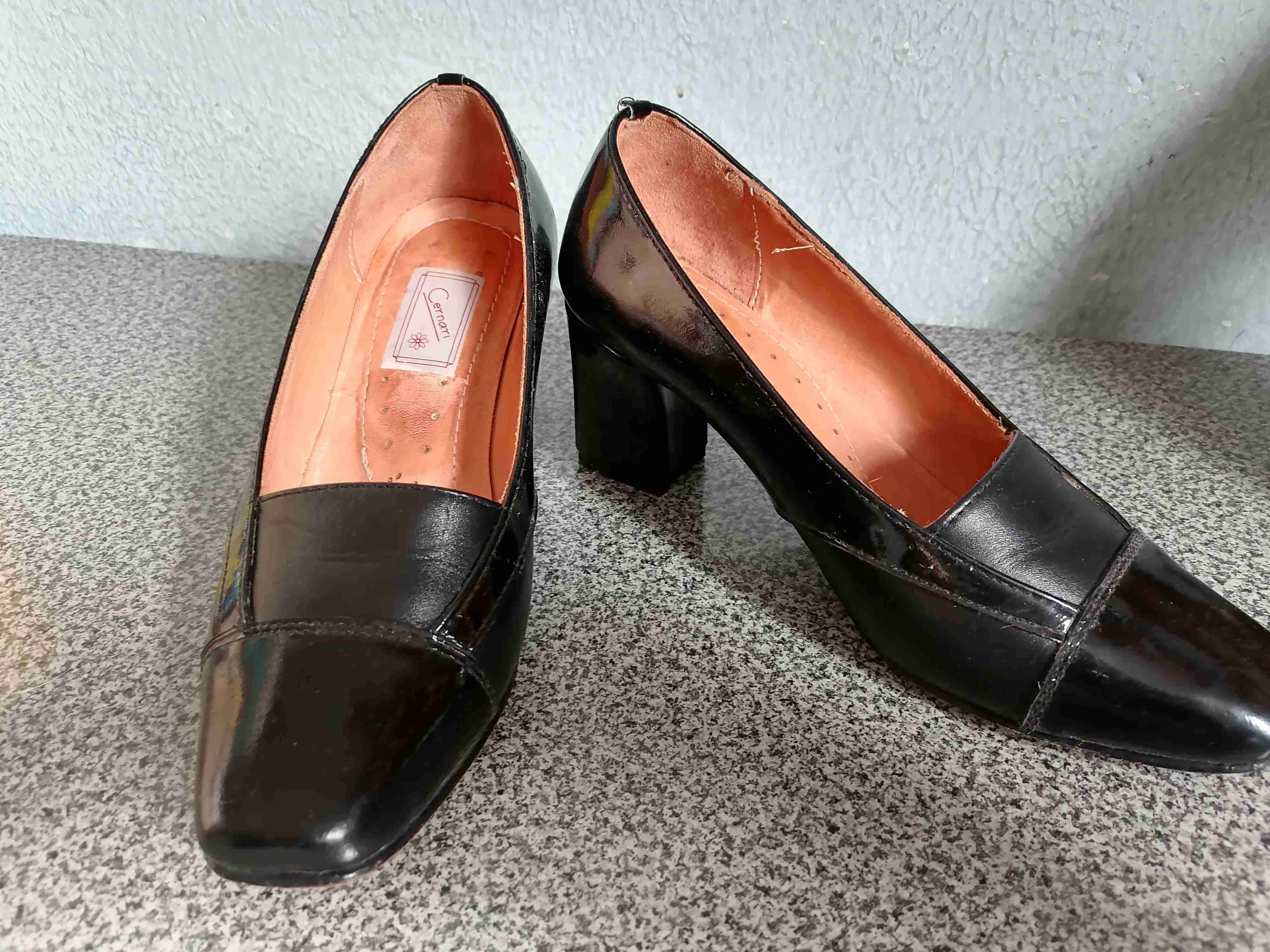 Zapatos de tacón negro clásicos - miniatura 2