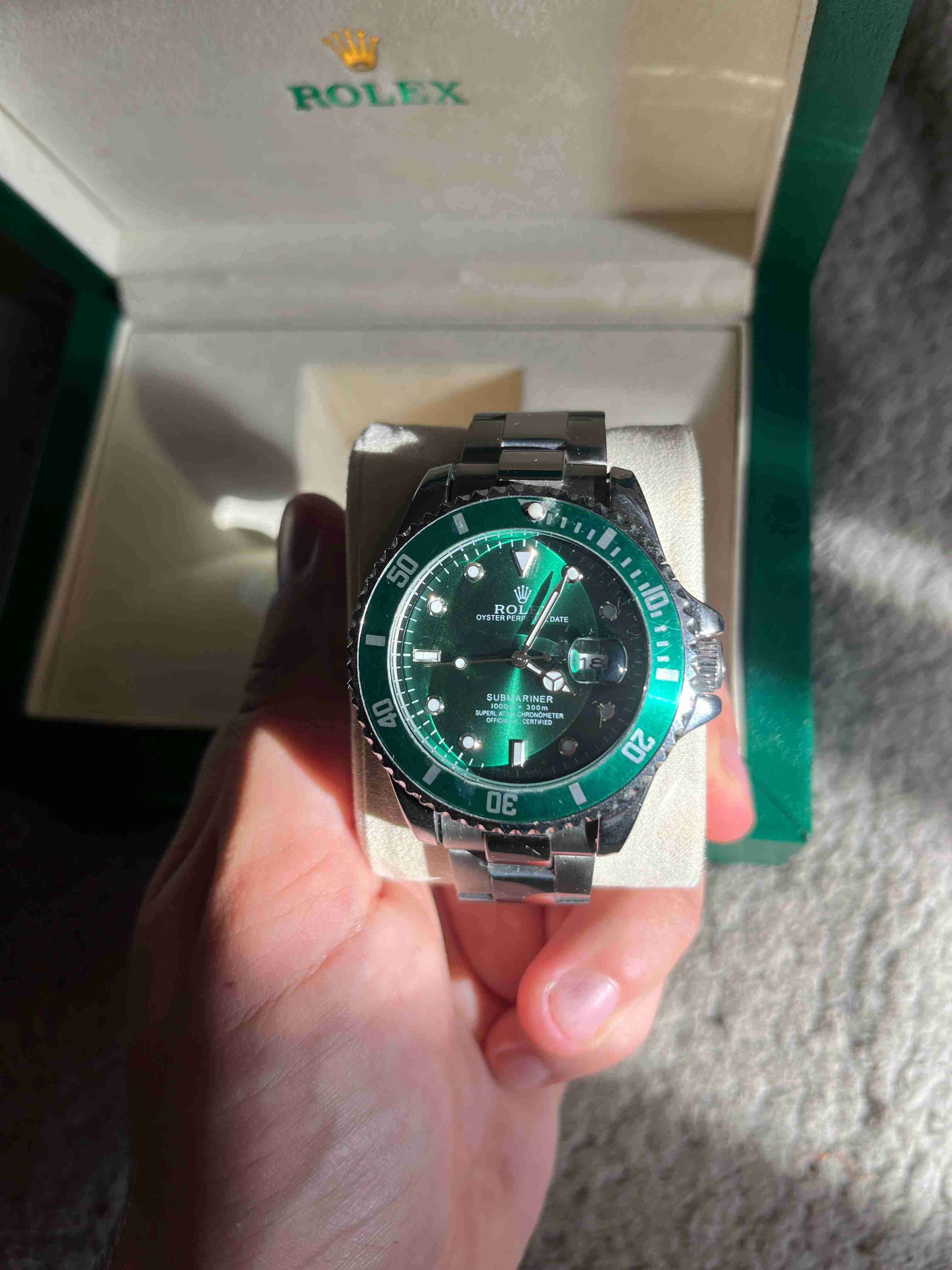 Reloj de lujo verde metálico - miniatura 1