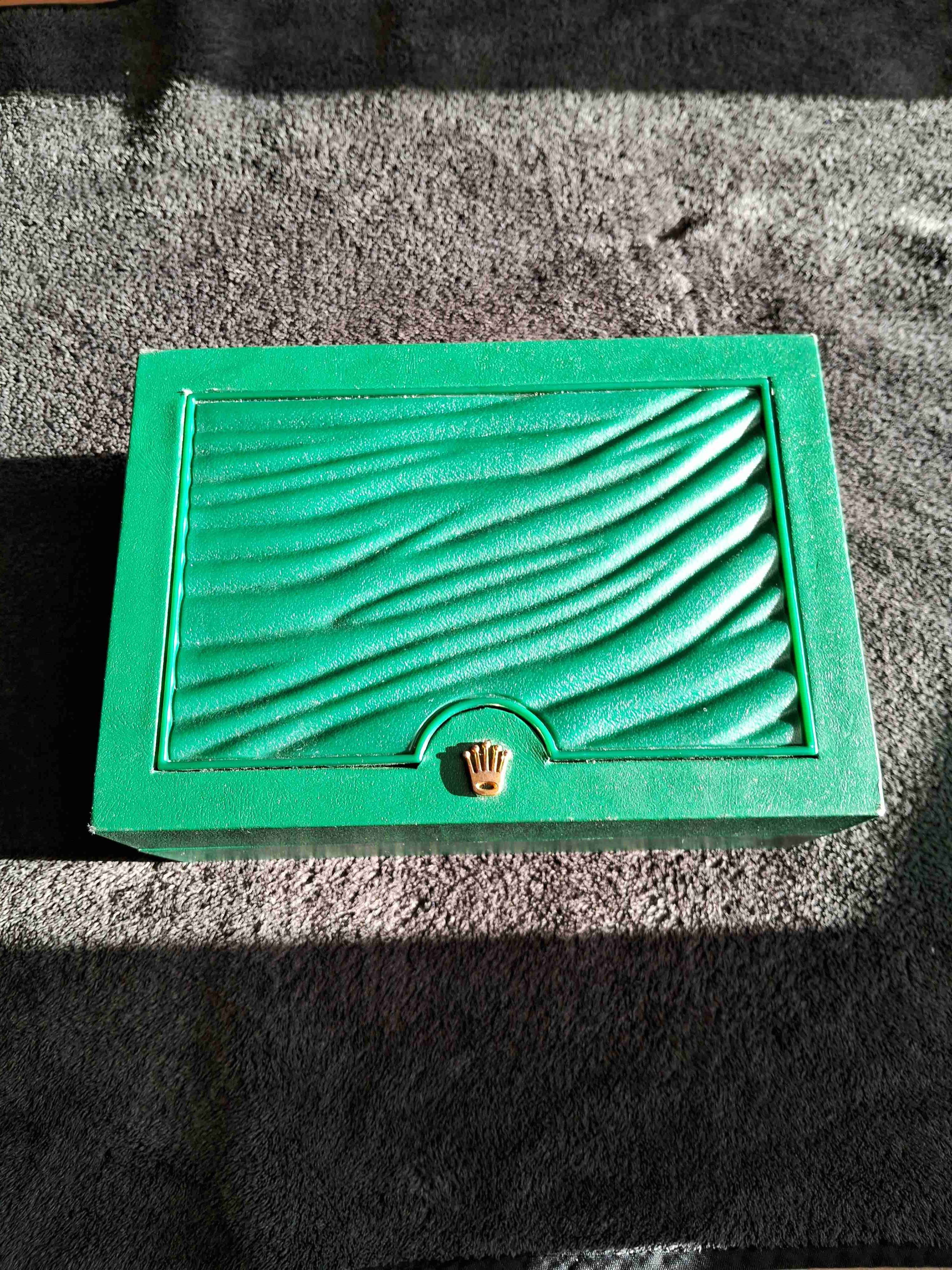 Reloj de lujo verde metálico - miniatura 2
