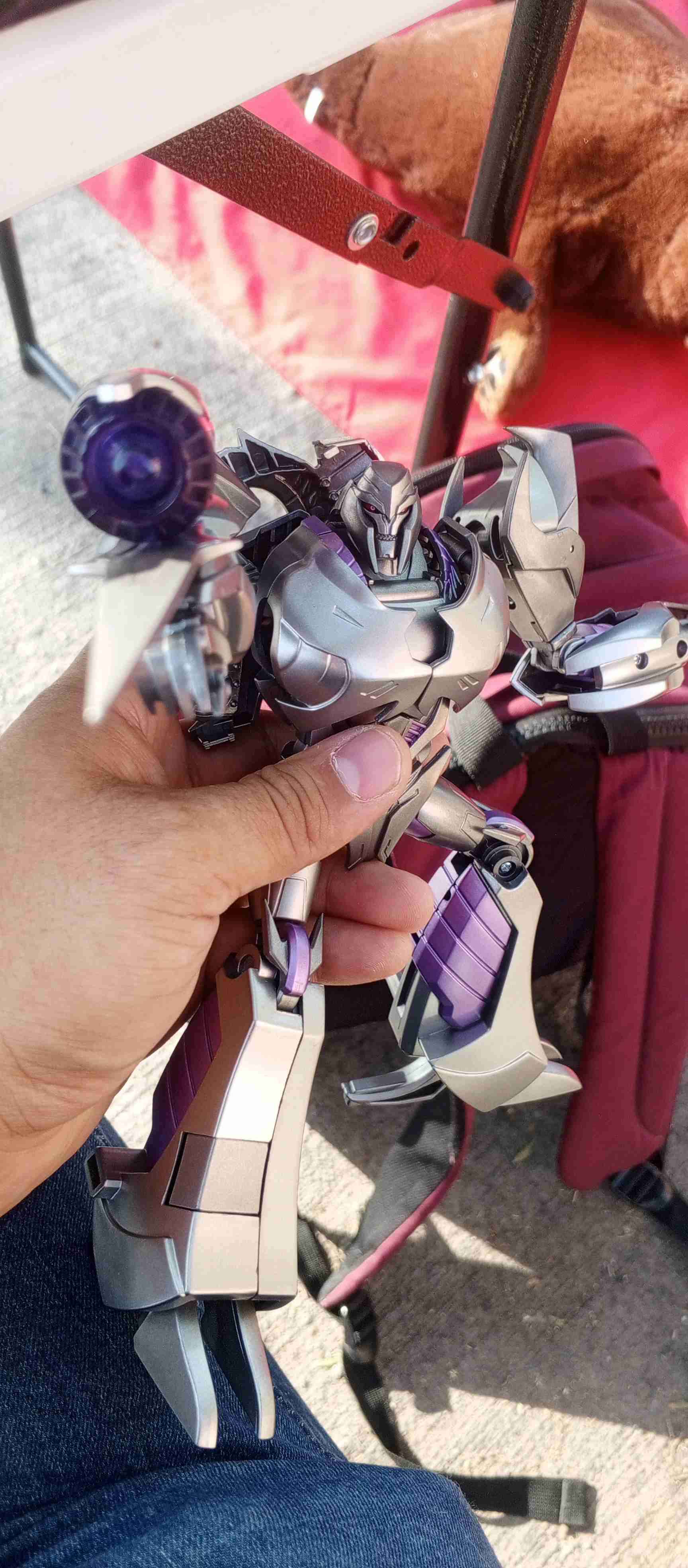Figura articulada de robot metálico - miniatura 1