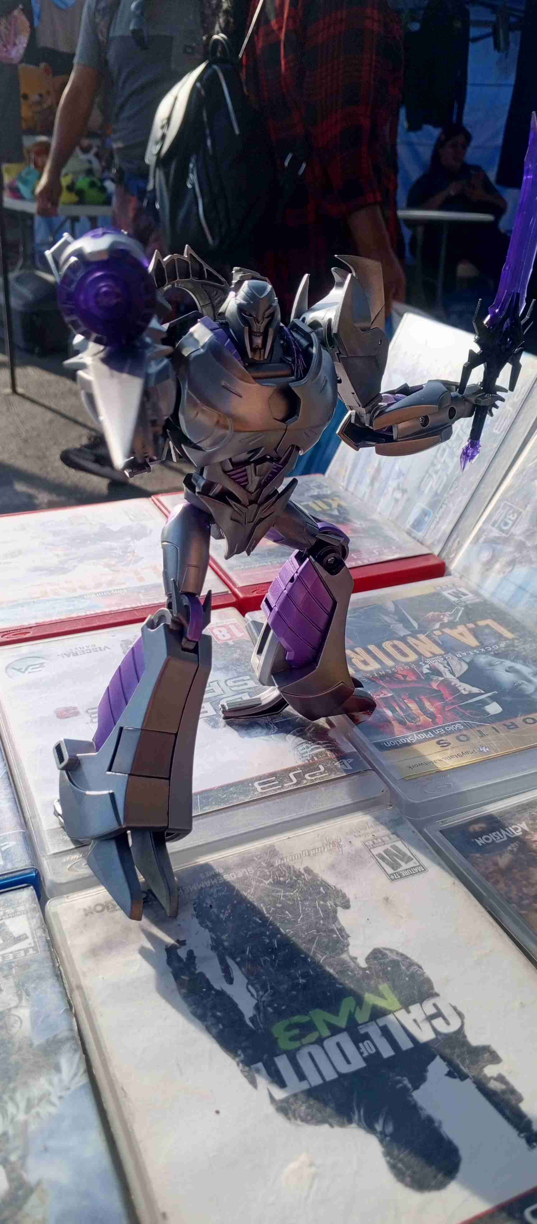 Figura articulada de robot metálico - miniatura 4