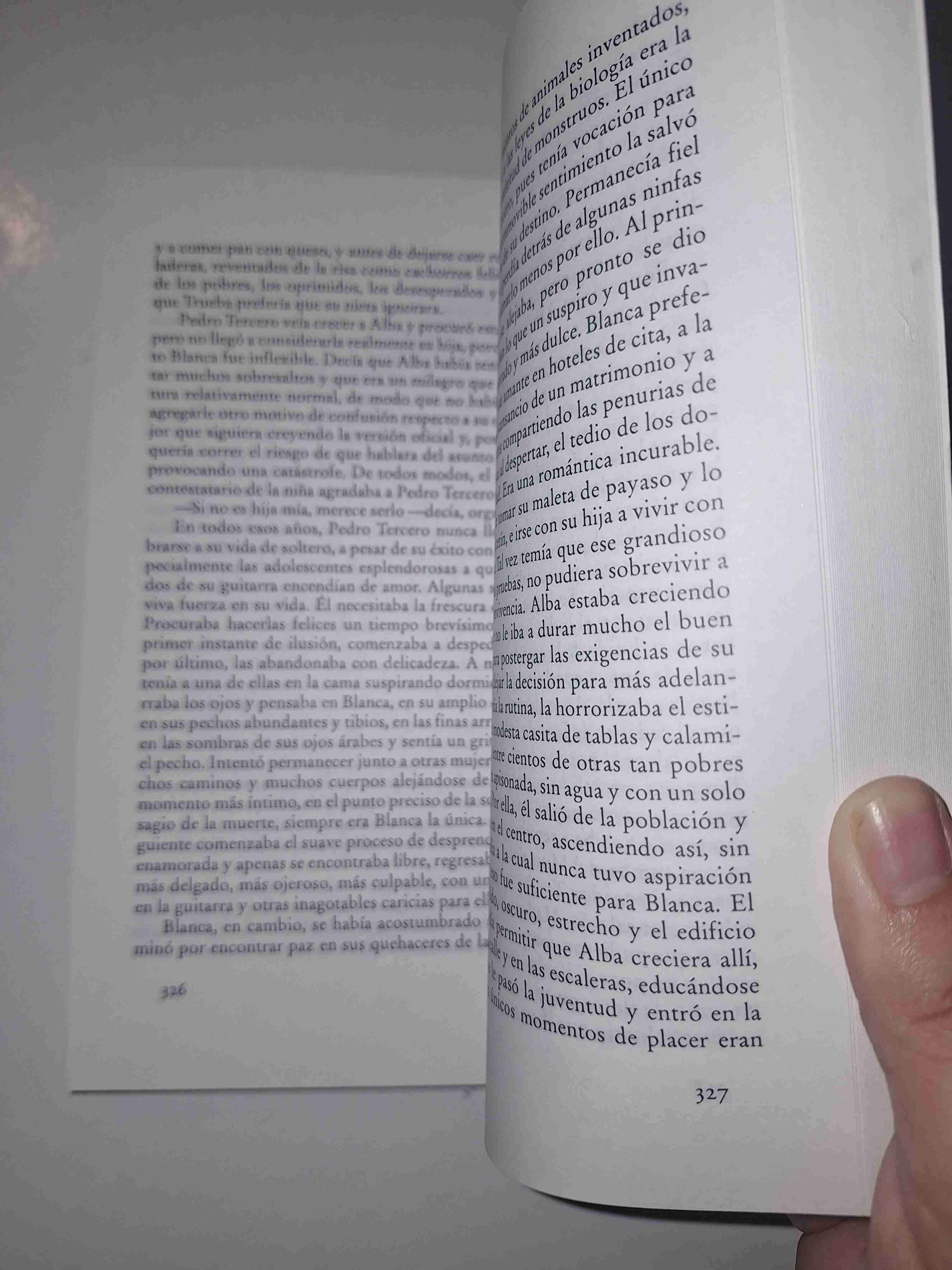 La Casa de los Espíritus Isabel Allende Libro - miniatura 4