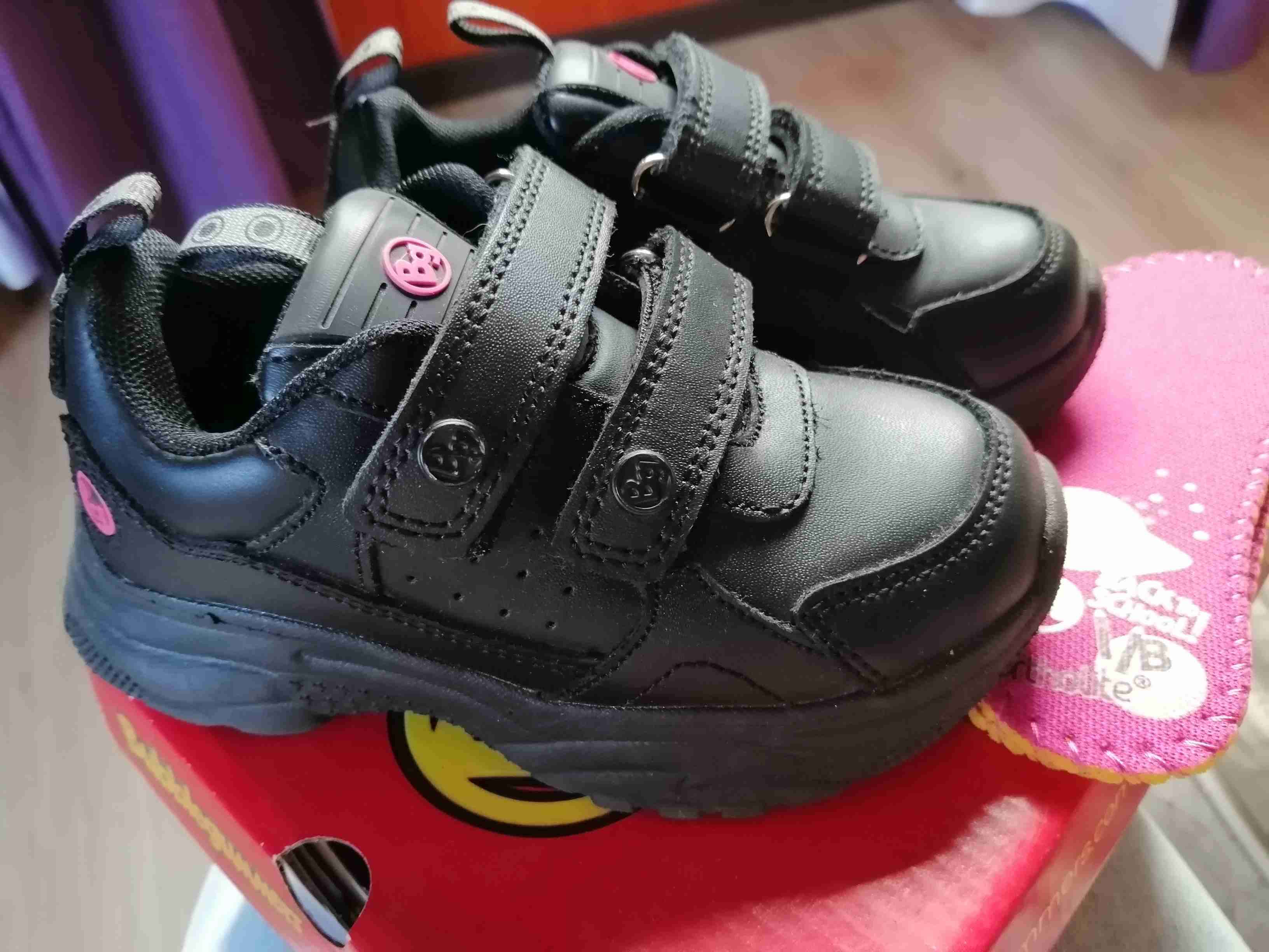 Zapatillas negras con velcro - miniatura 3