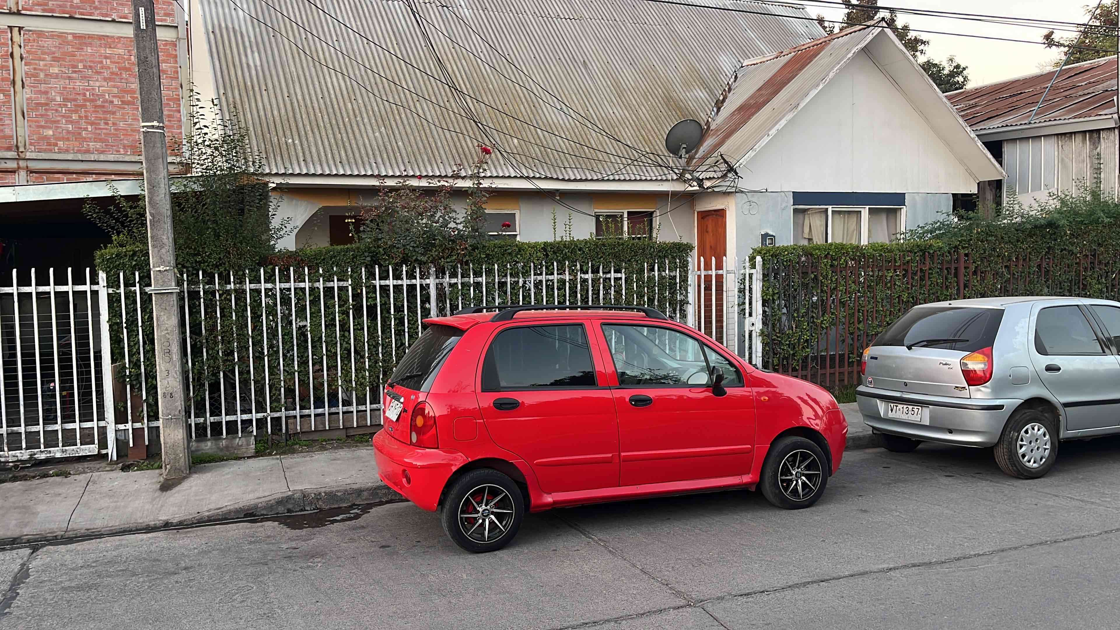Auto compacto rojo - miniatura 1