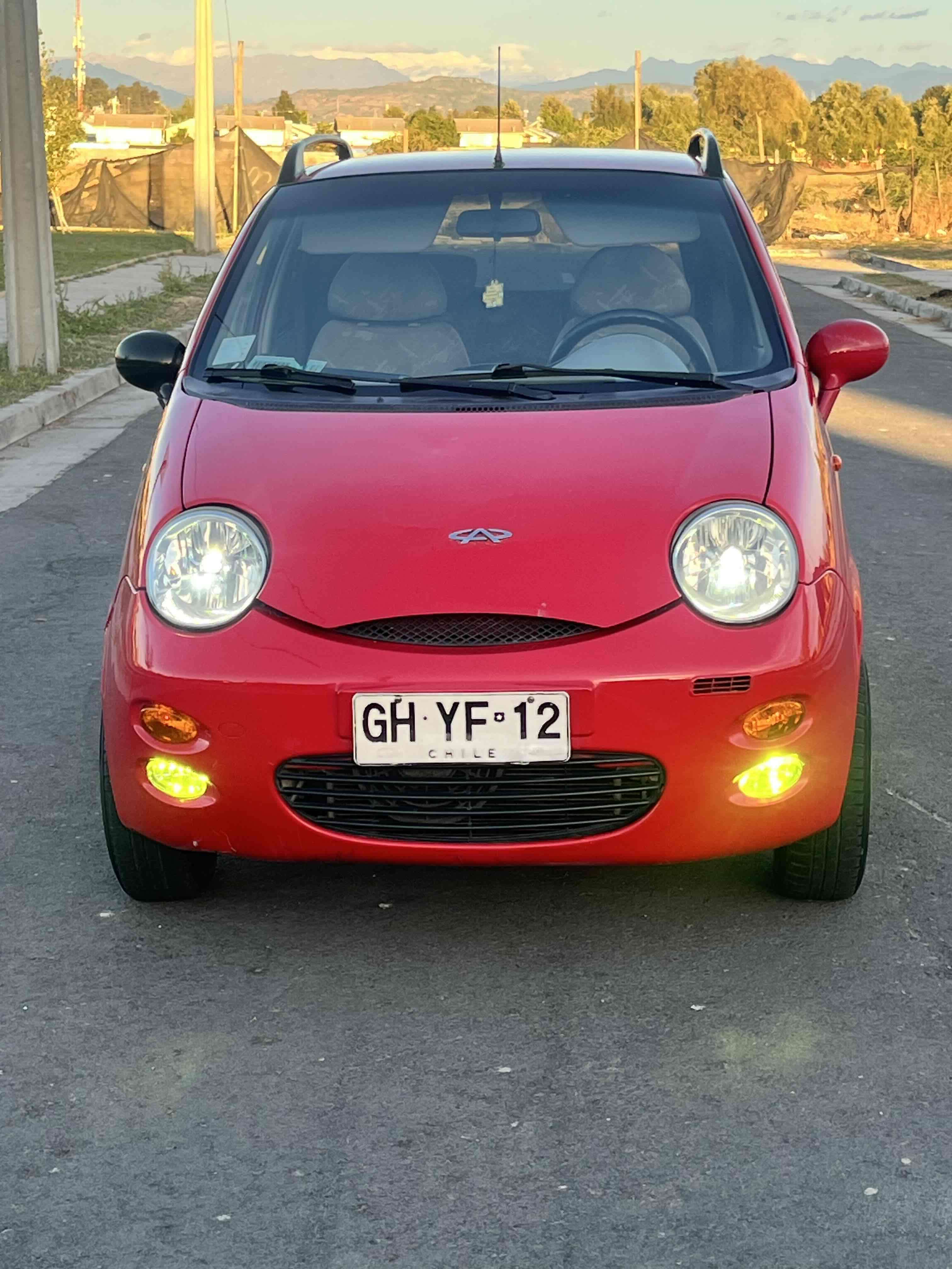 Auto compacto rojo - miniatura 2