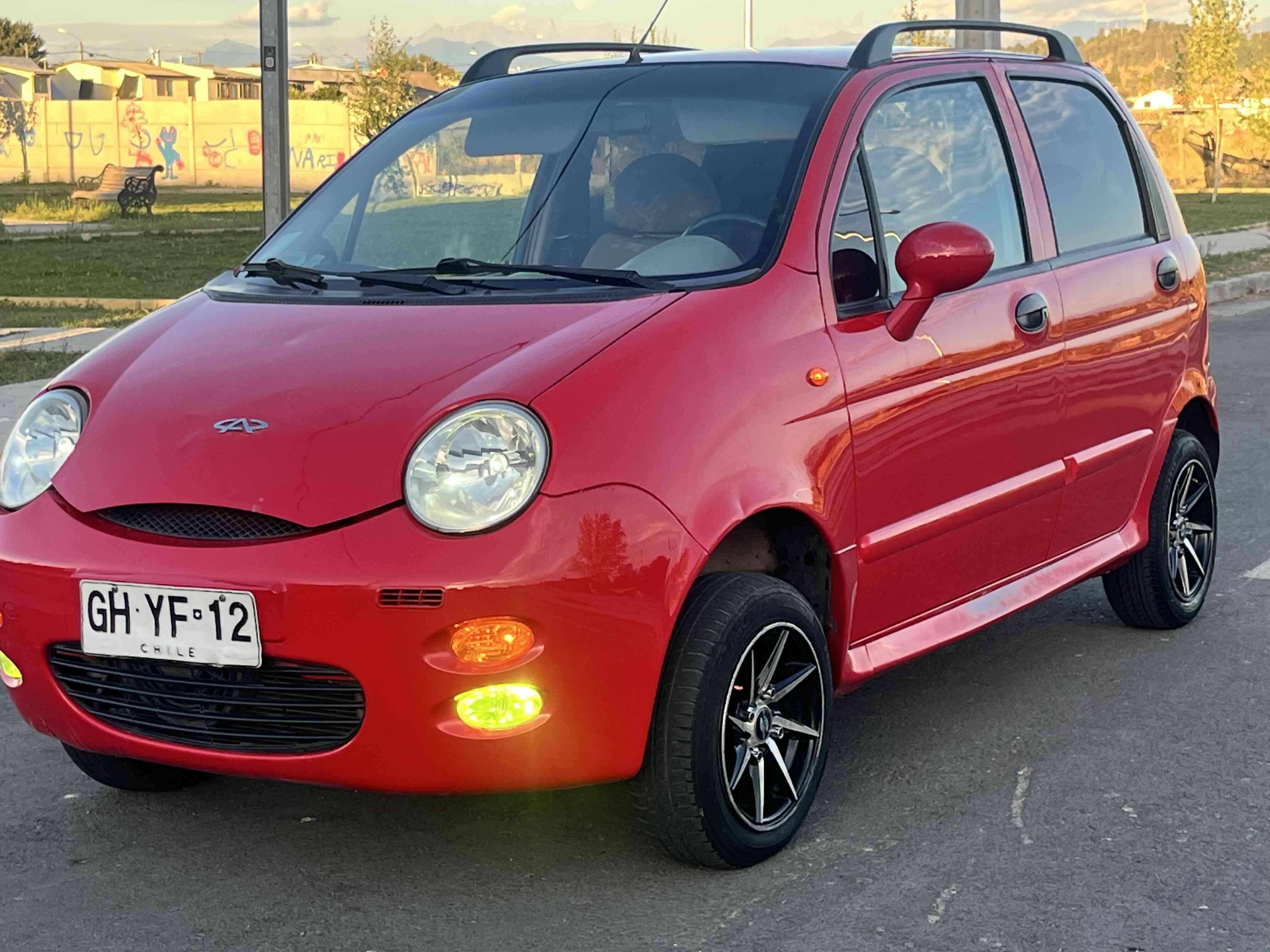 Auto compacto rojo - miniatura 3