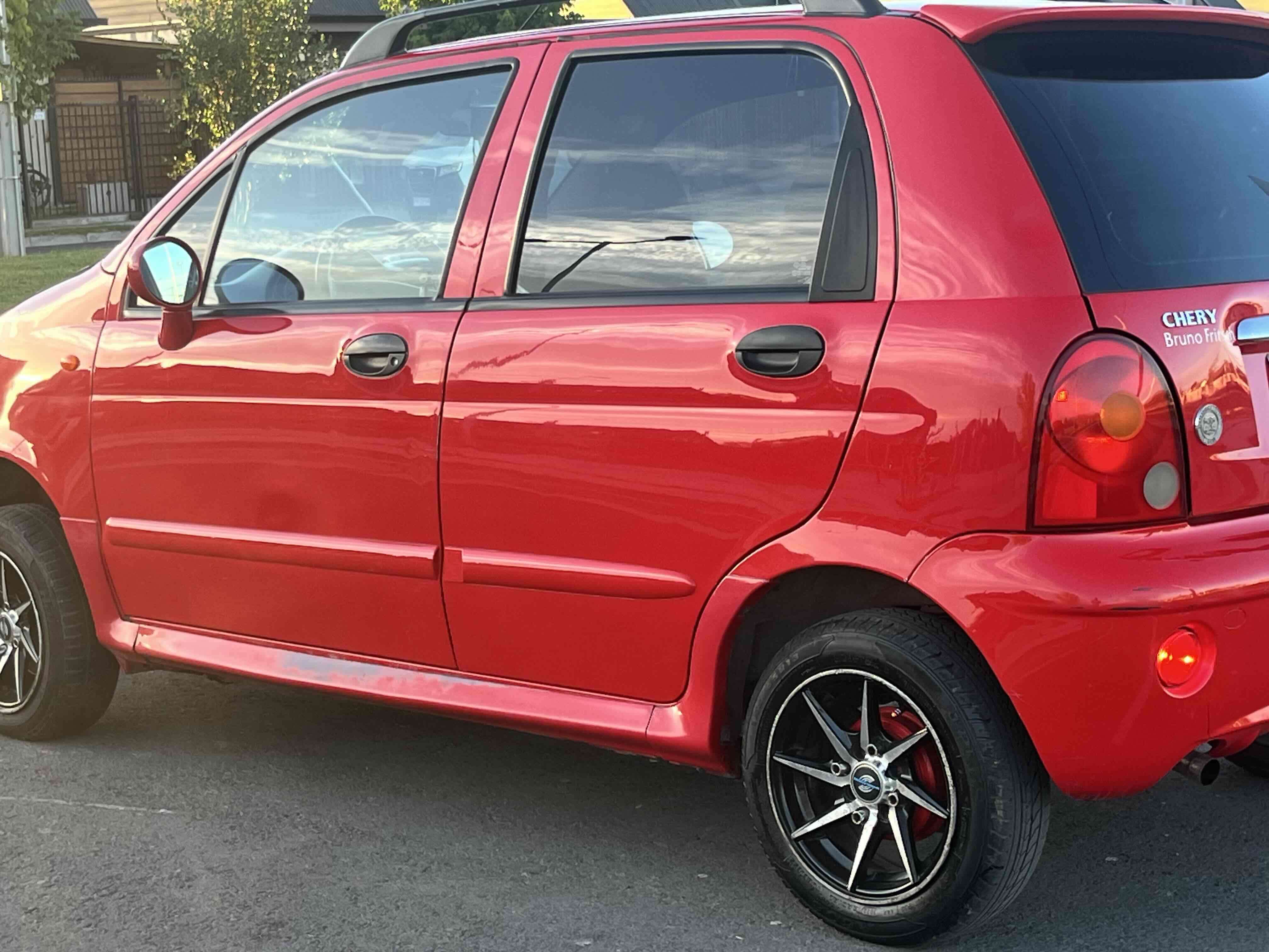 Auto compacto rojo - miniatura 4