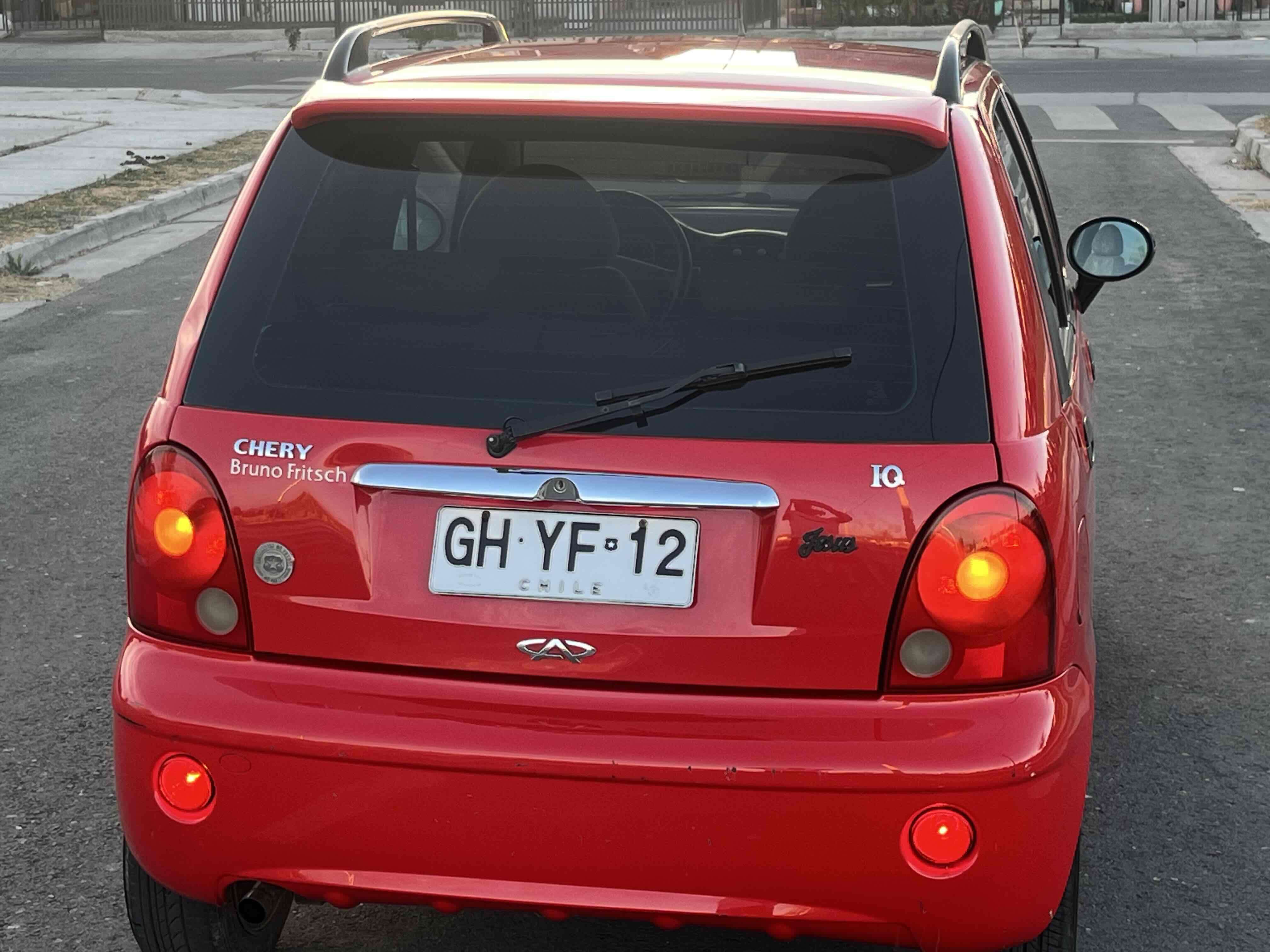 Auto compacto rojo - miniatura 5