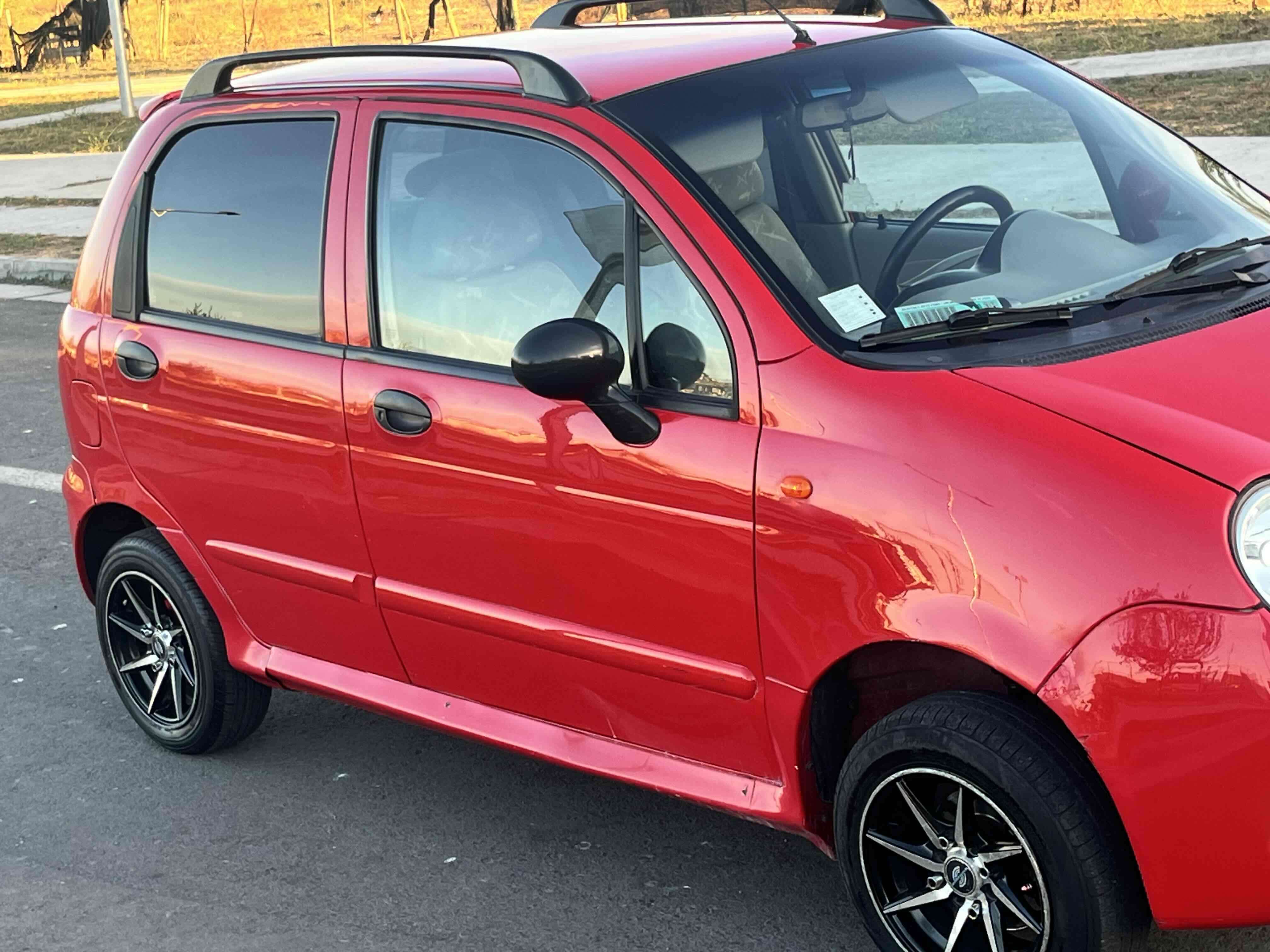 Auto compacto rojo - miniatura 6