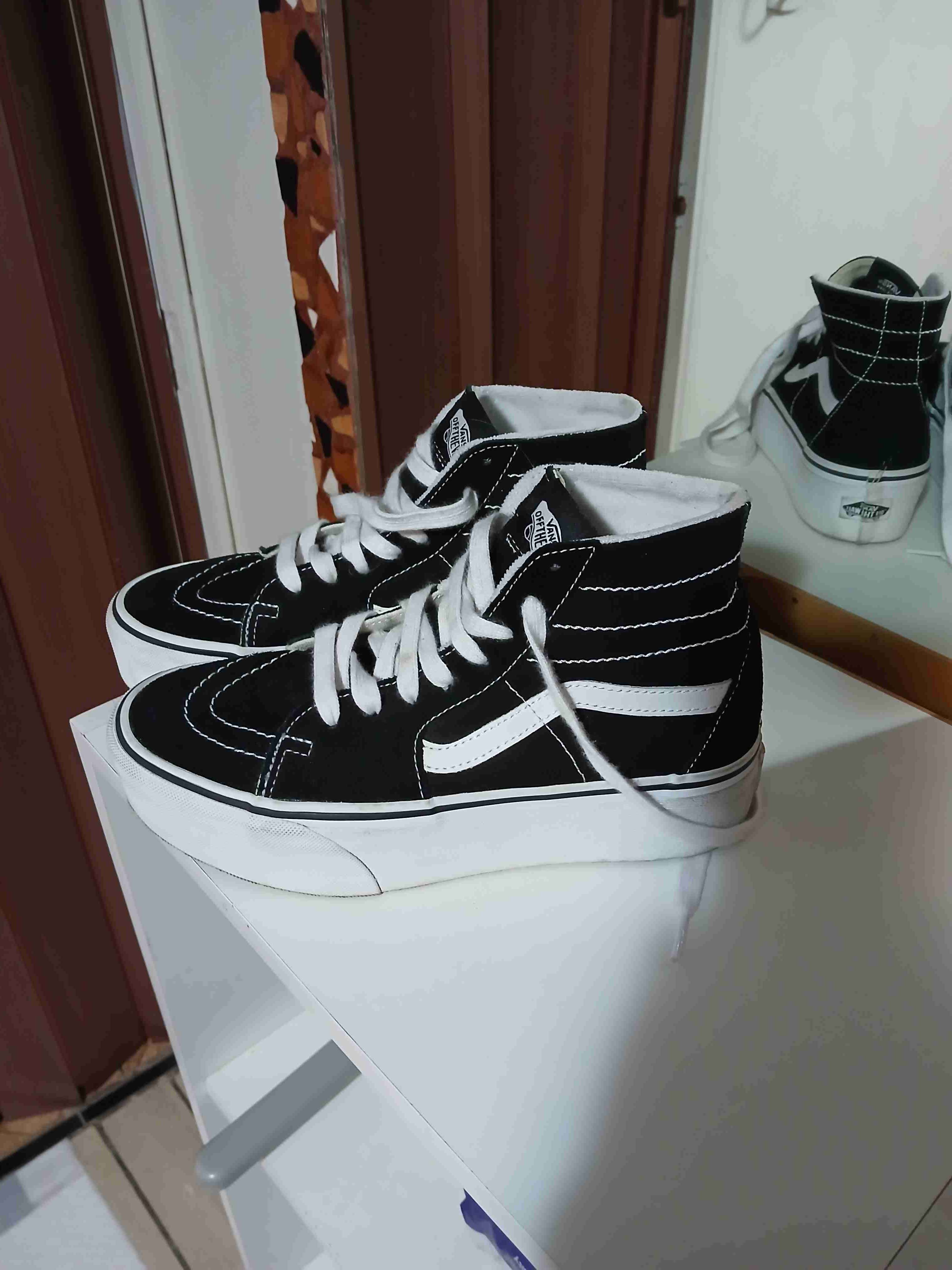 Zapatillas altas blancas y negras - miniatura 1