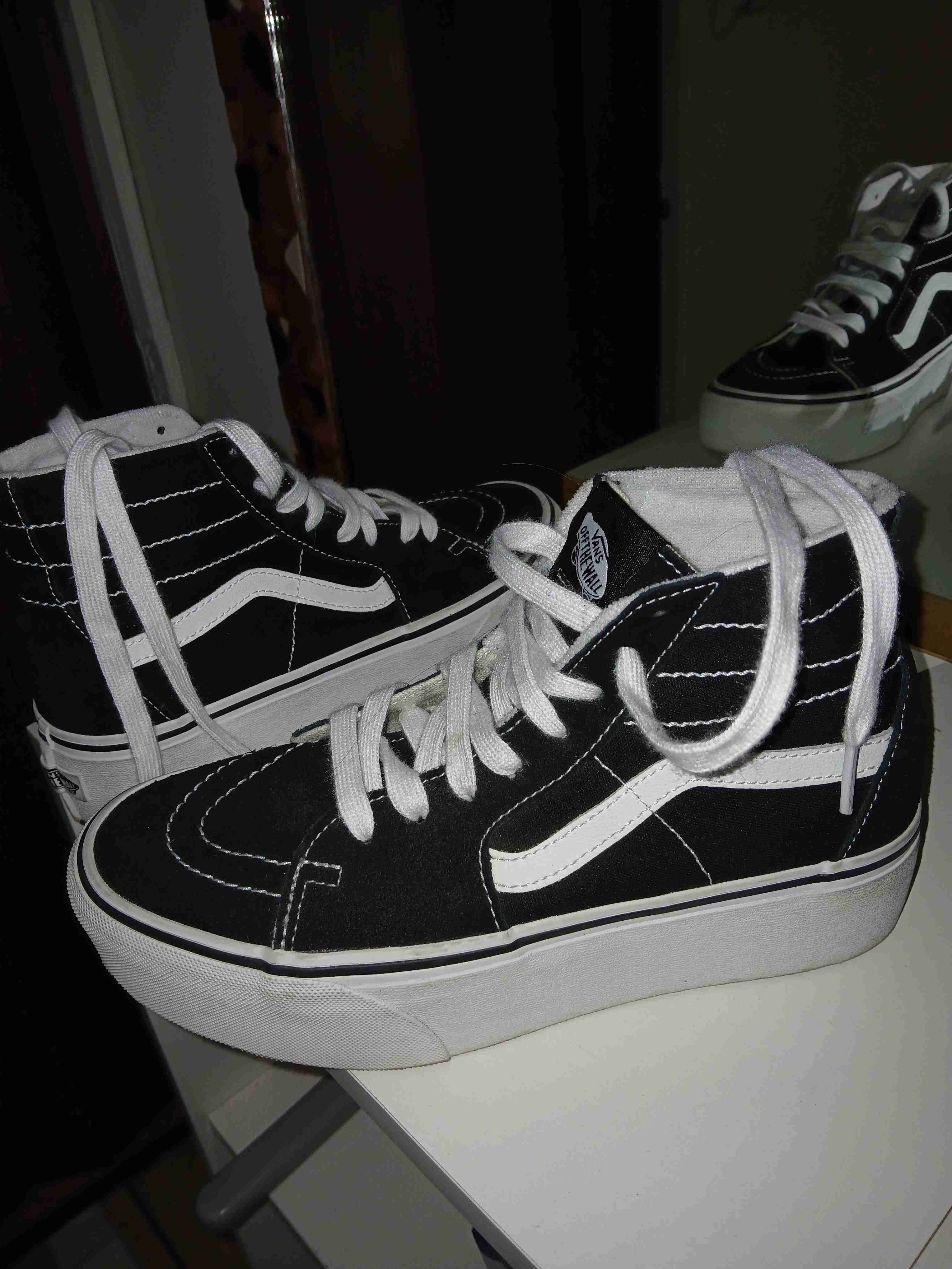 Zapatillas altas blancas y negras - miniatura 3