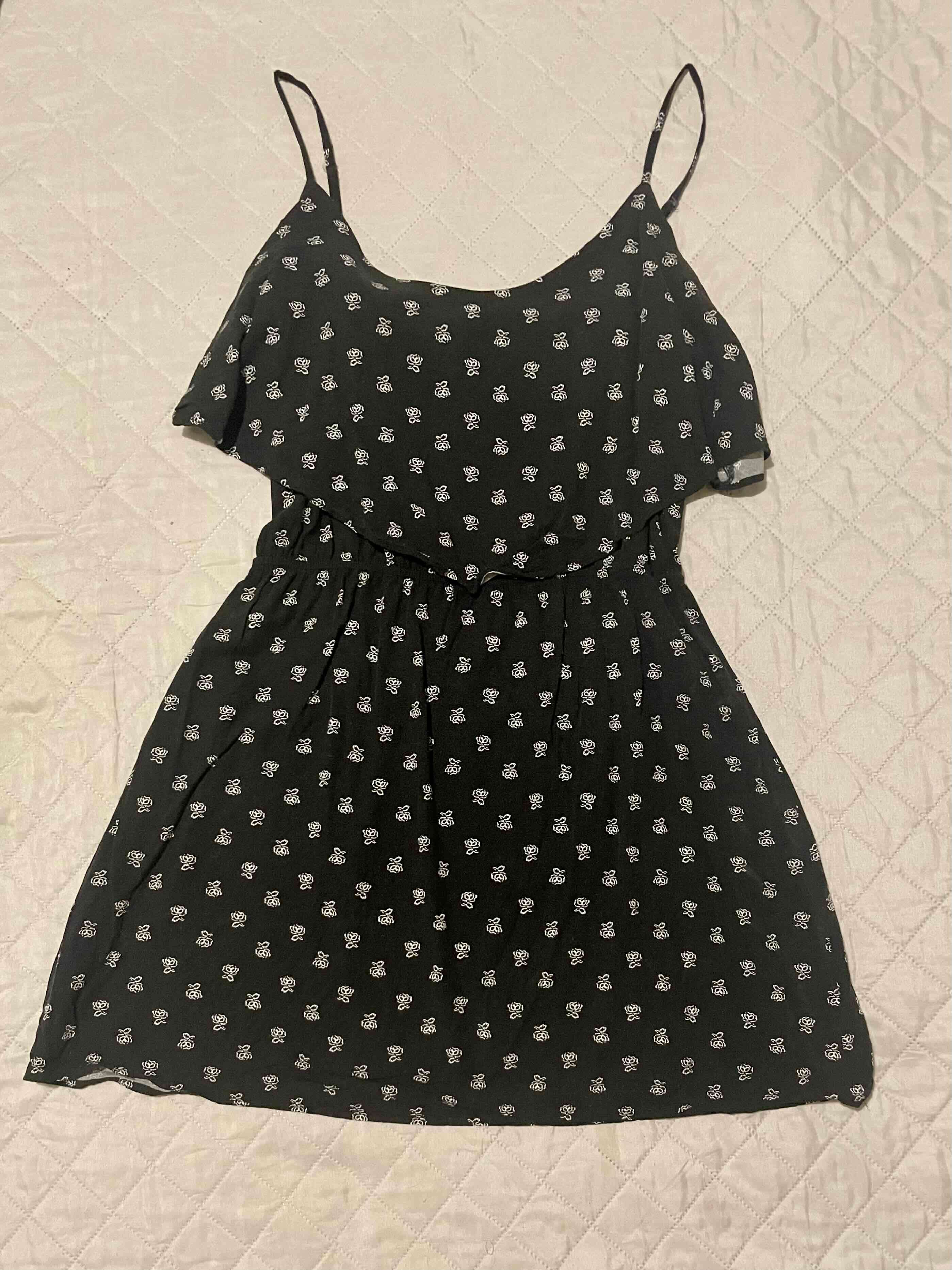 Vestido negro con estampado de flores