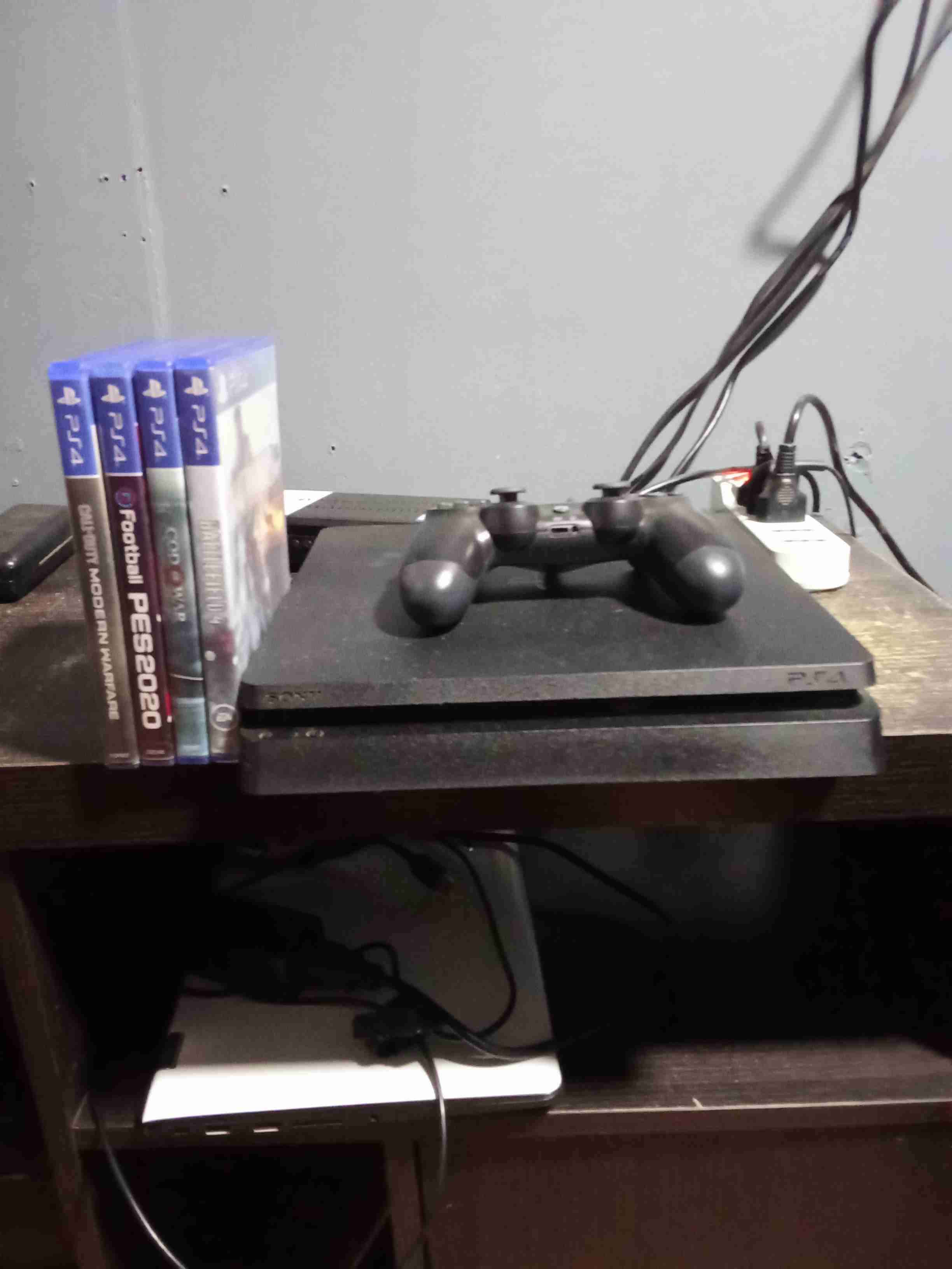 Consola PS4 con controles y juegos - miniatura 1