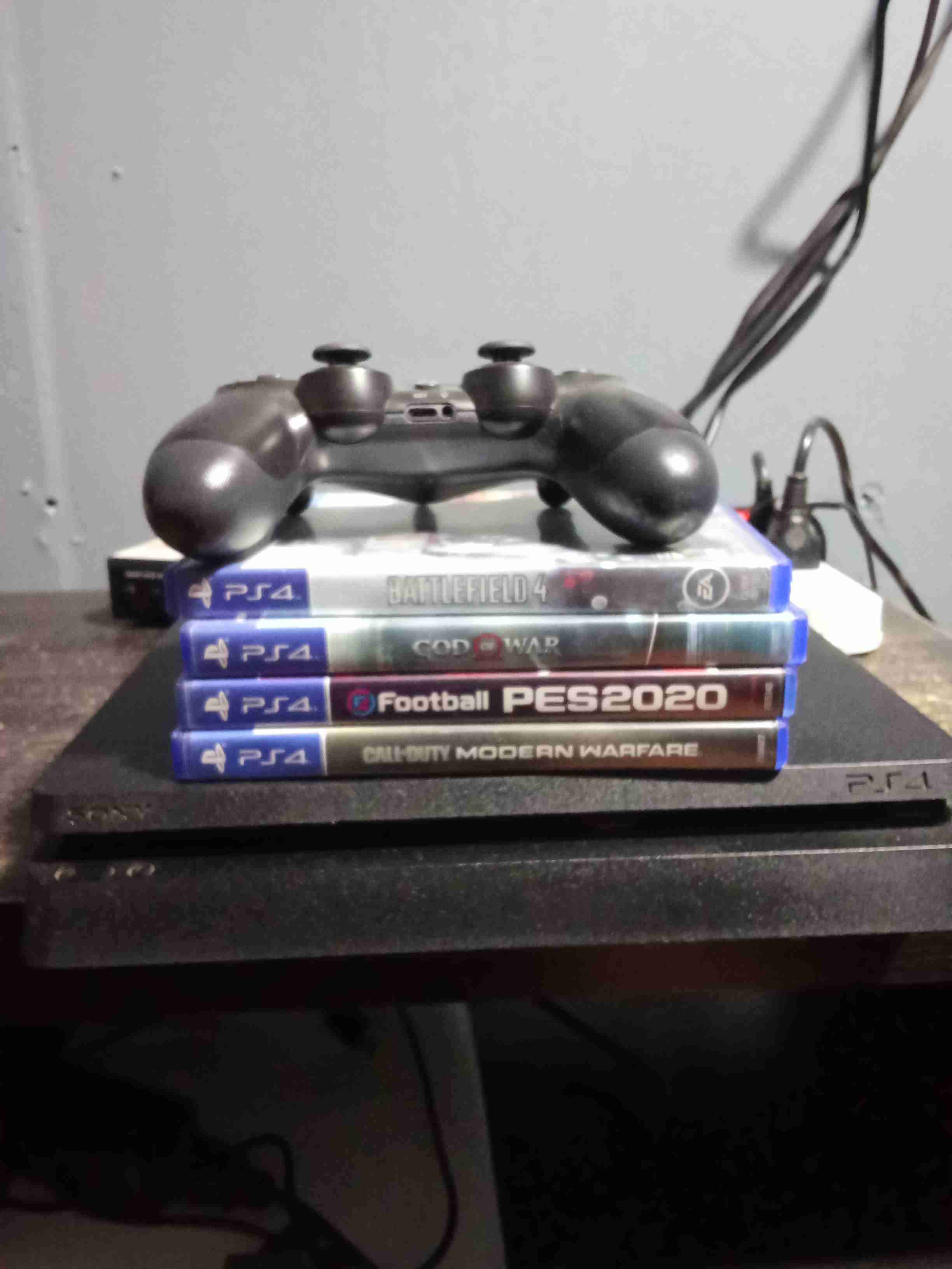 Consola PS4 con controles y juegos - miniatura 2