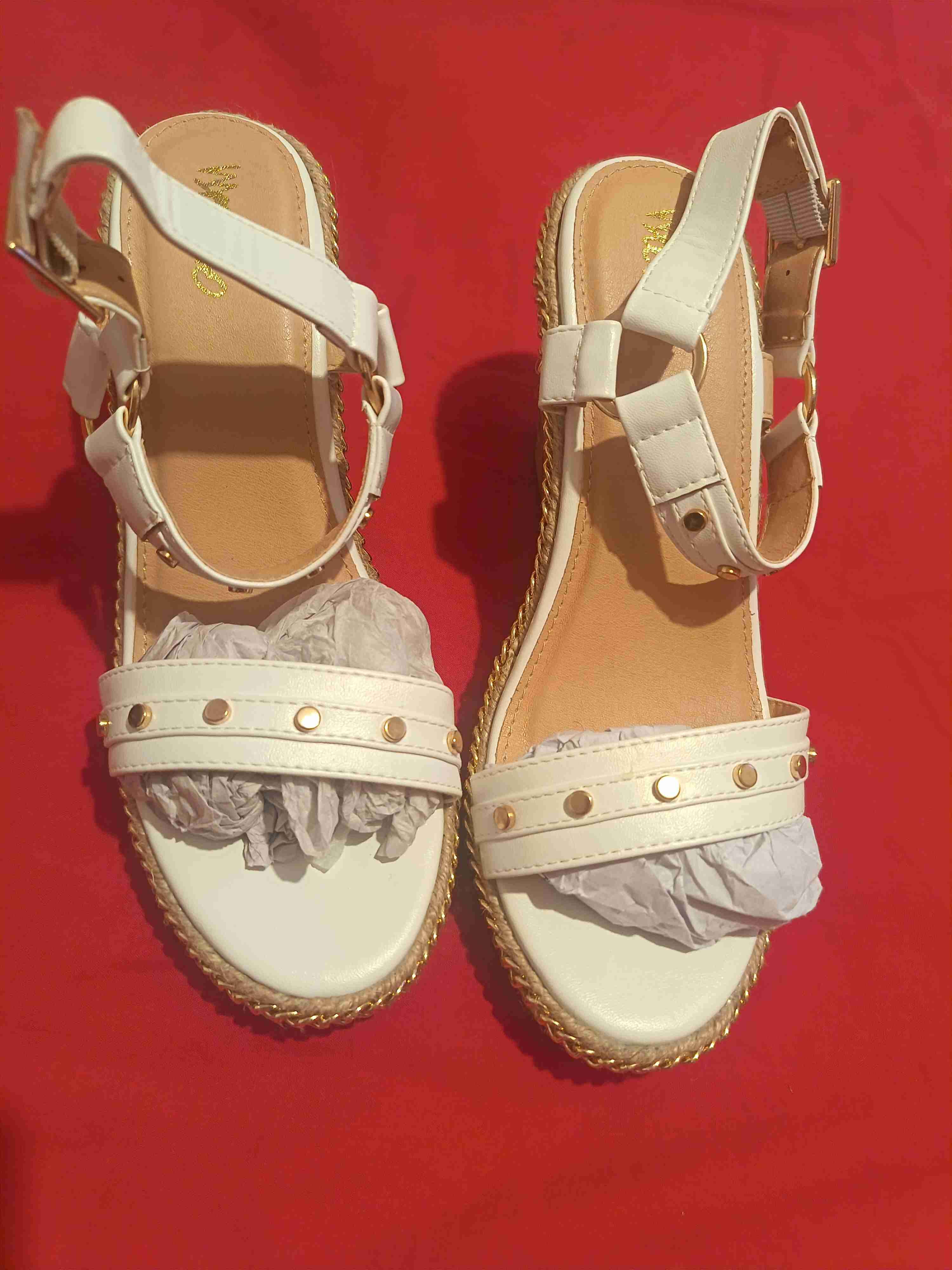 Sandalias beige con tacón bajo - miniatura 2
