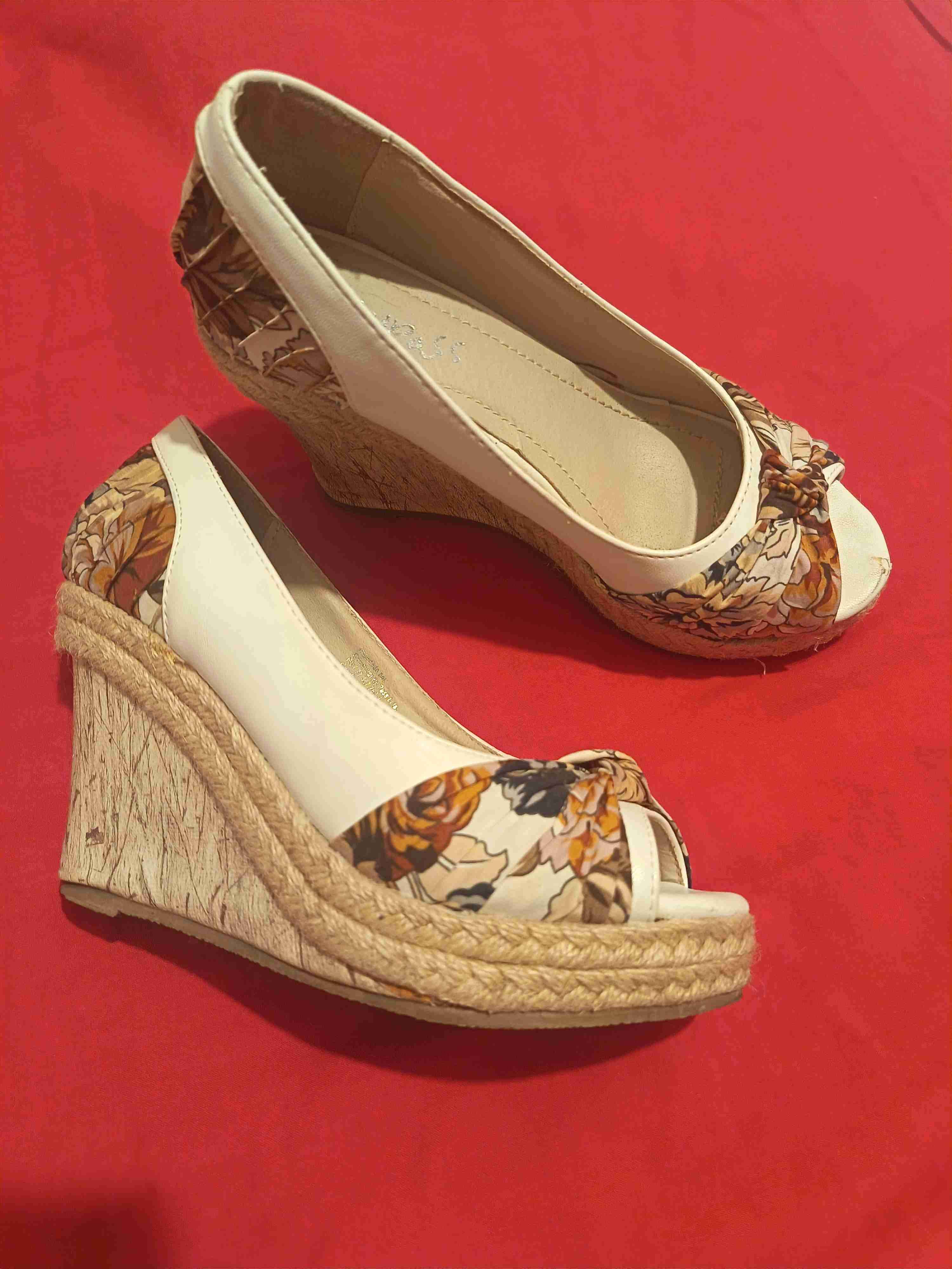 Sandalias beige con tacón bajo - miniatura 3