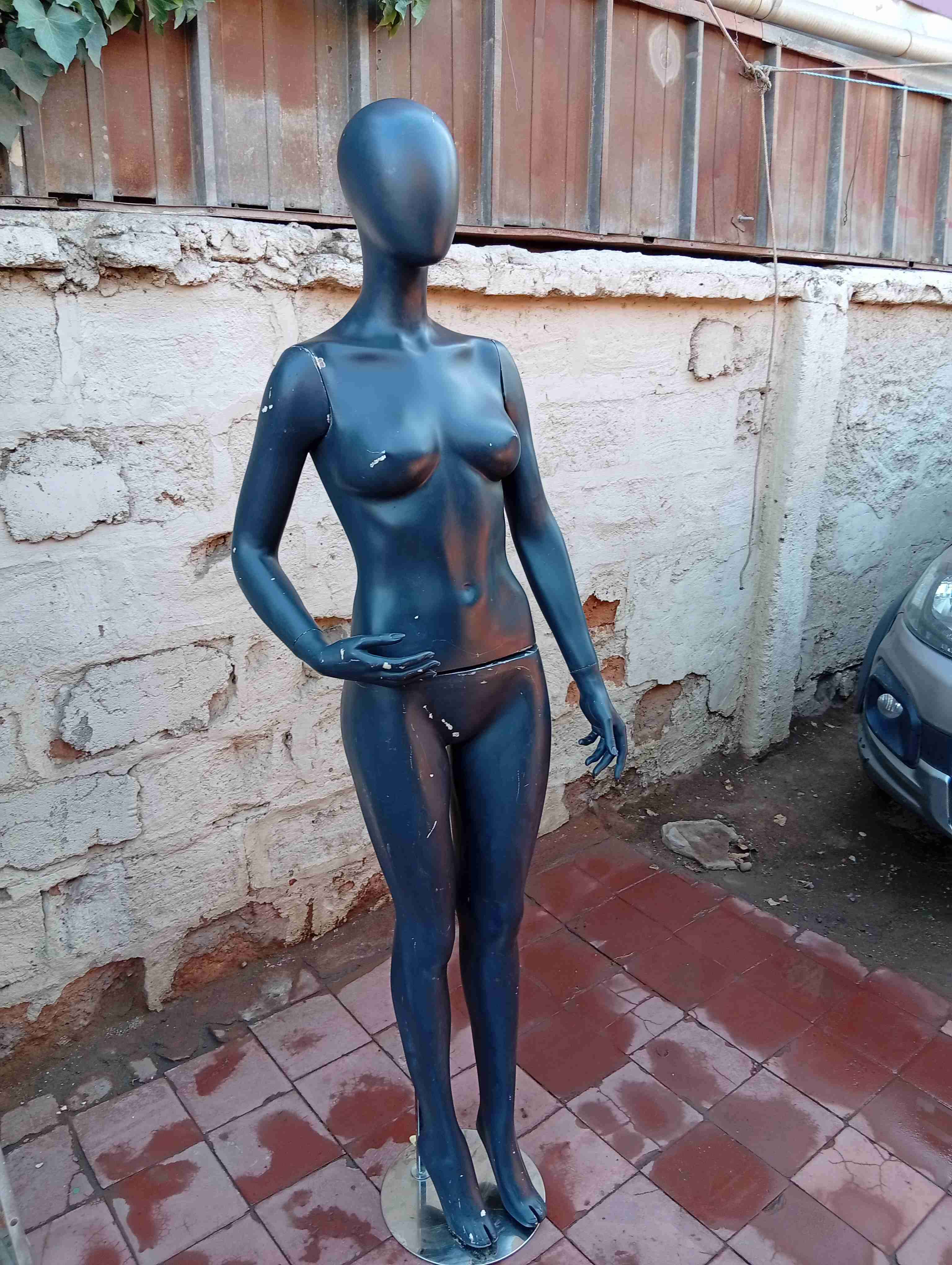 Maniquí de mujer negro - miniatura 1