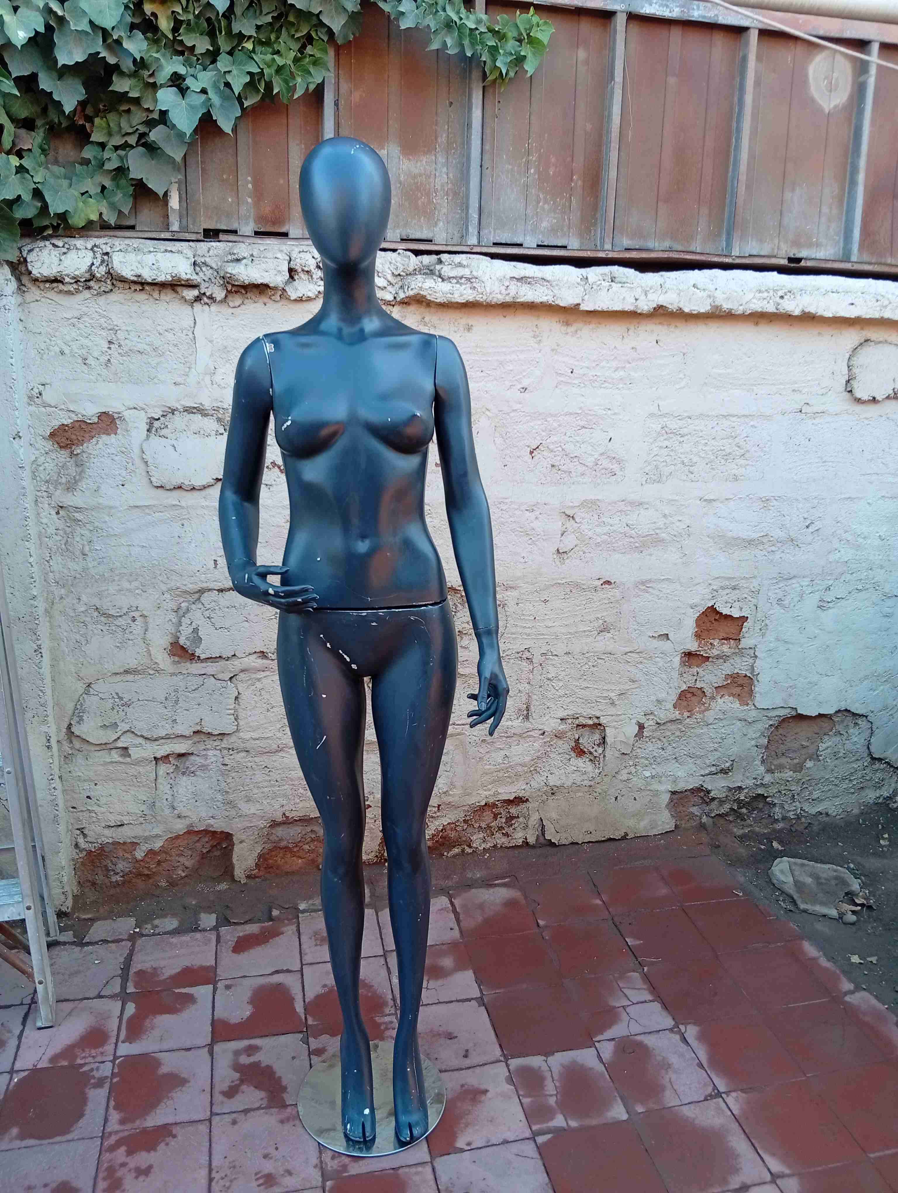 Maniquí de mujer negro - miniatura 2