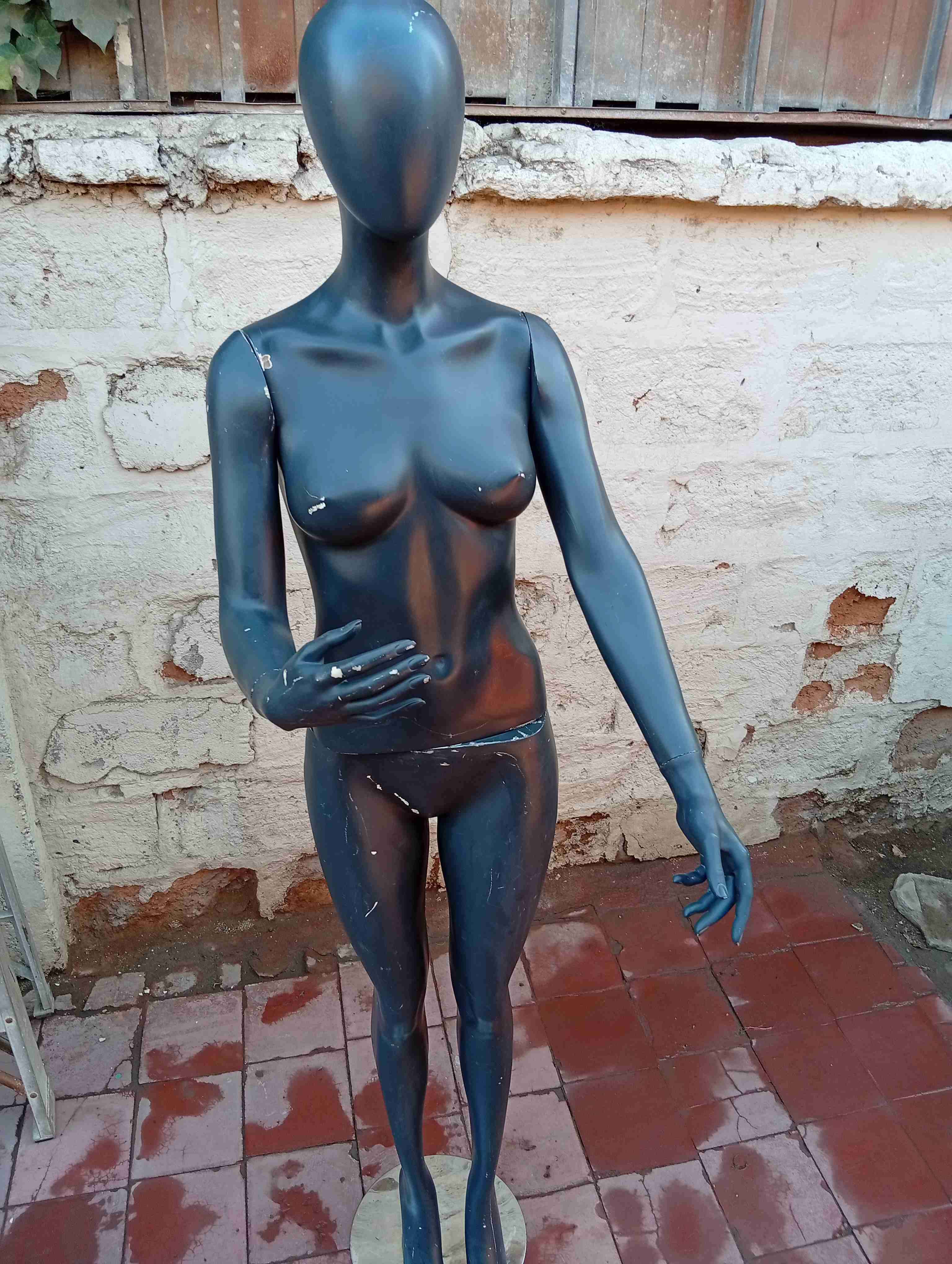 Maniquí de mujer negro - miniatura 3