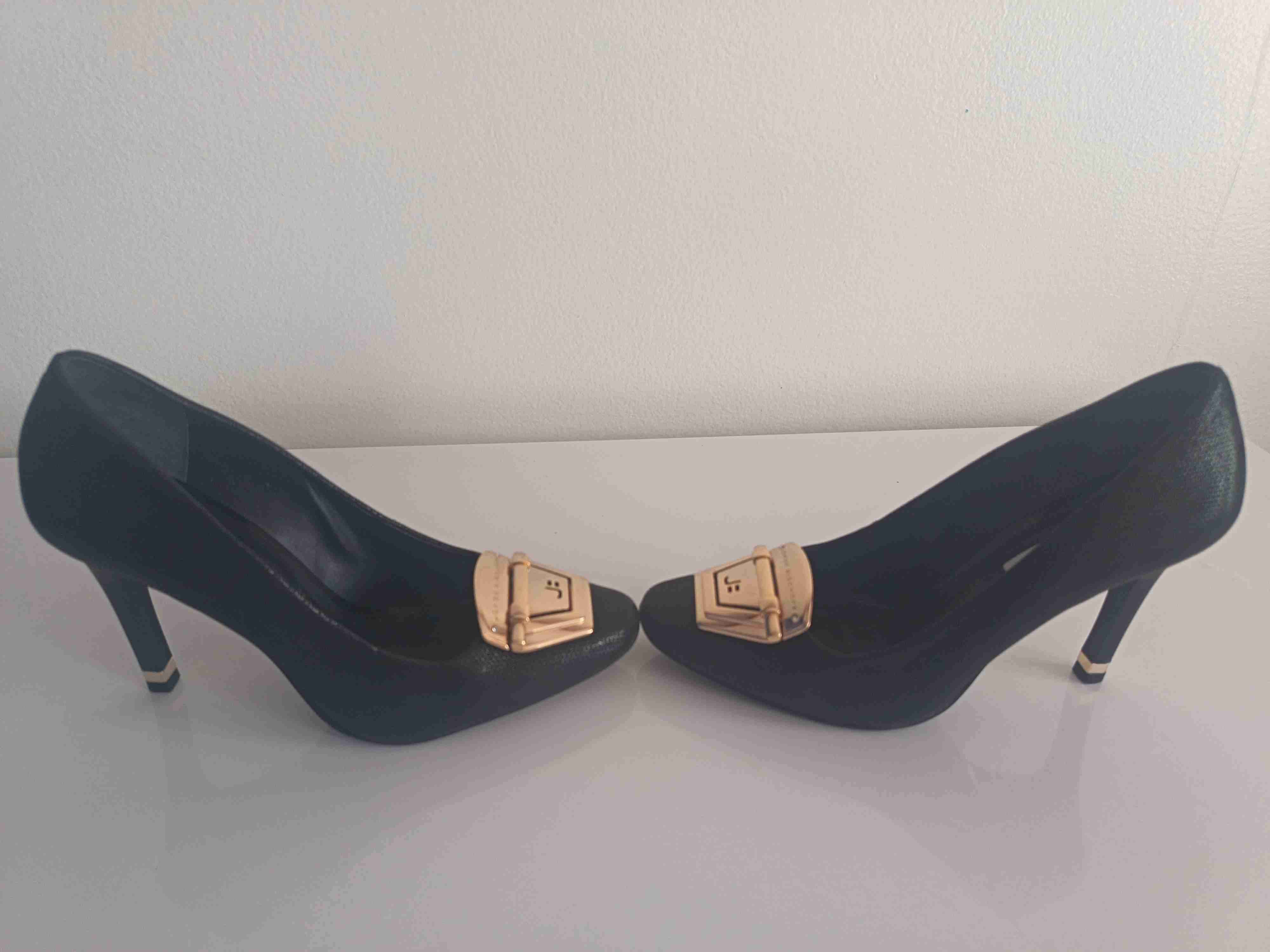 Zapatos de tacón negro con dorado - miniatura 2