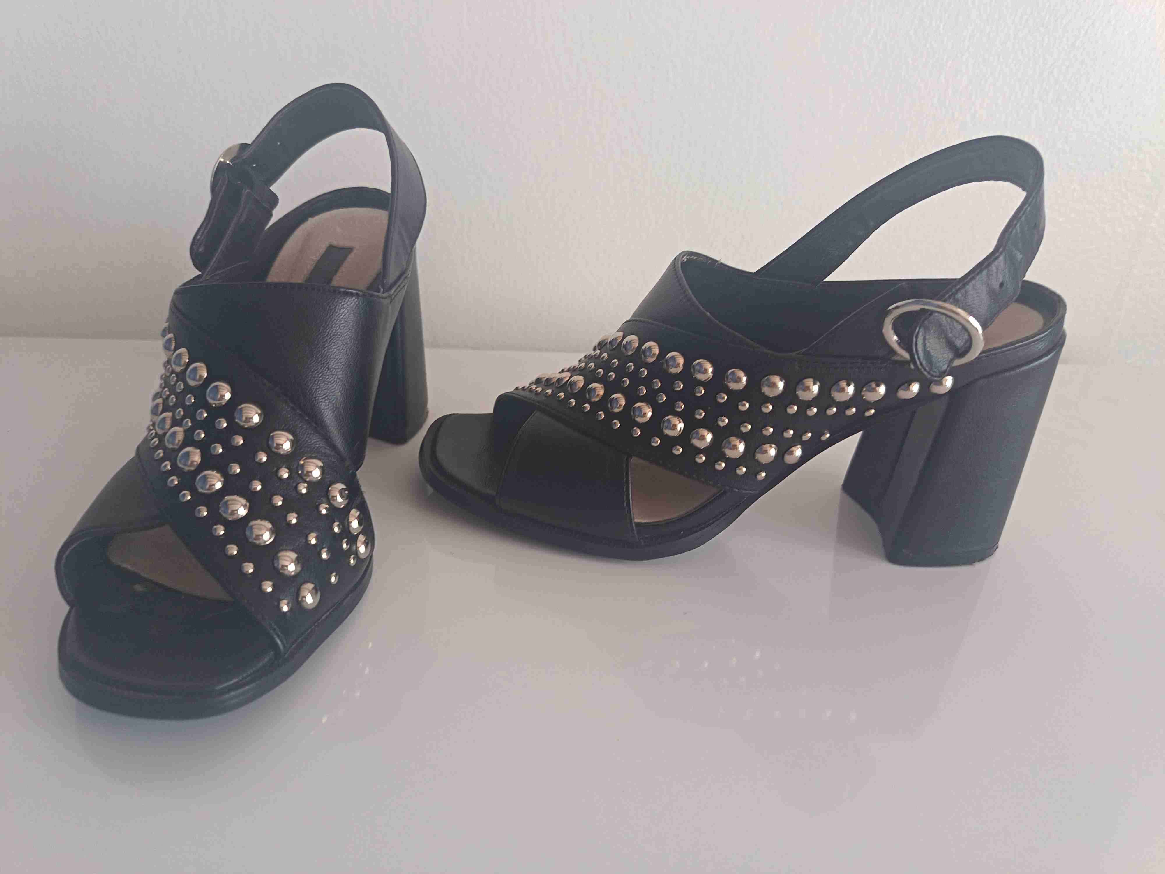 Sandalias negras con tachas - miniatura 1