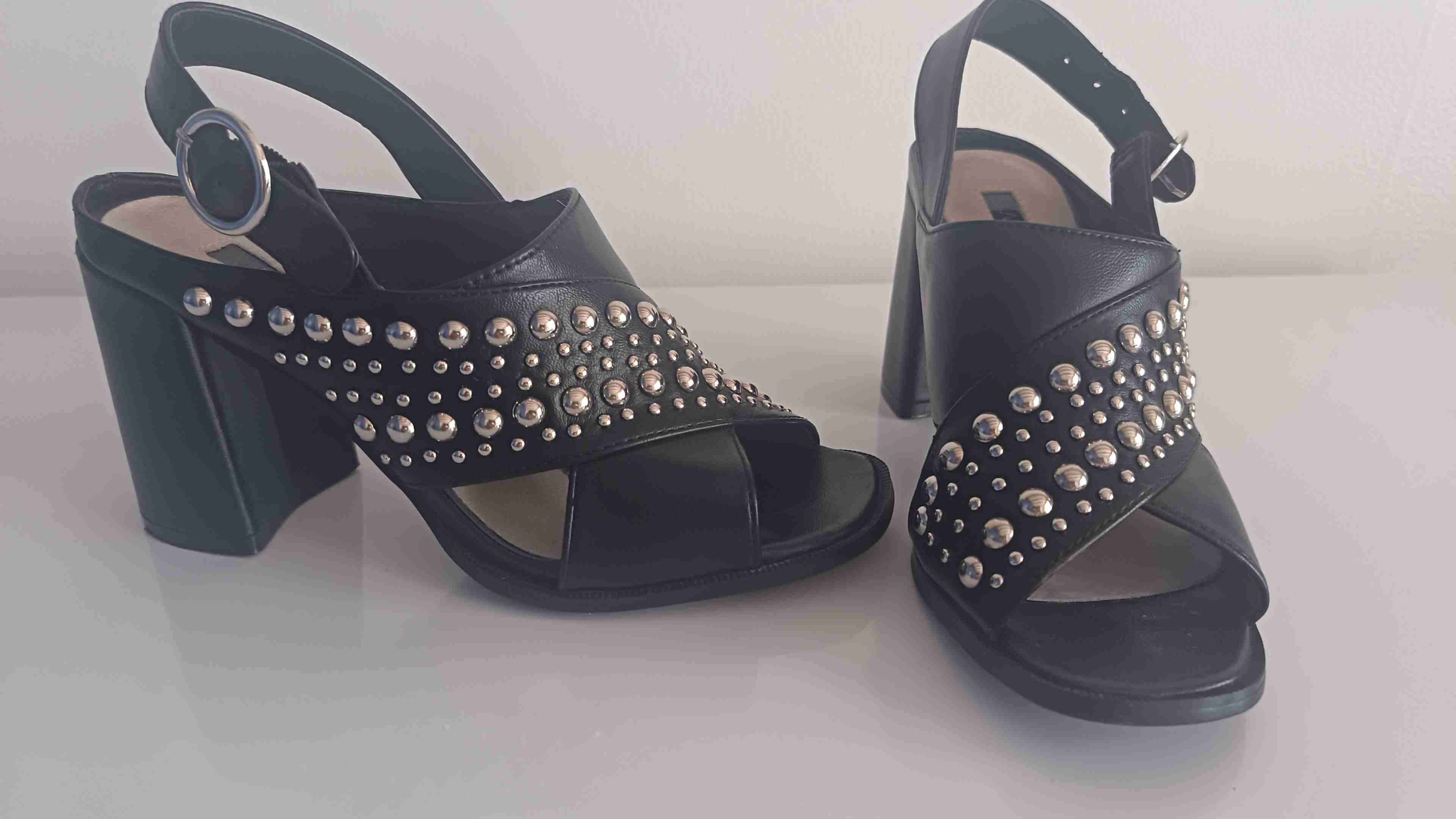 Sandalias negras con tachas - miniatura 2