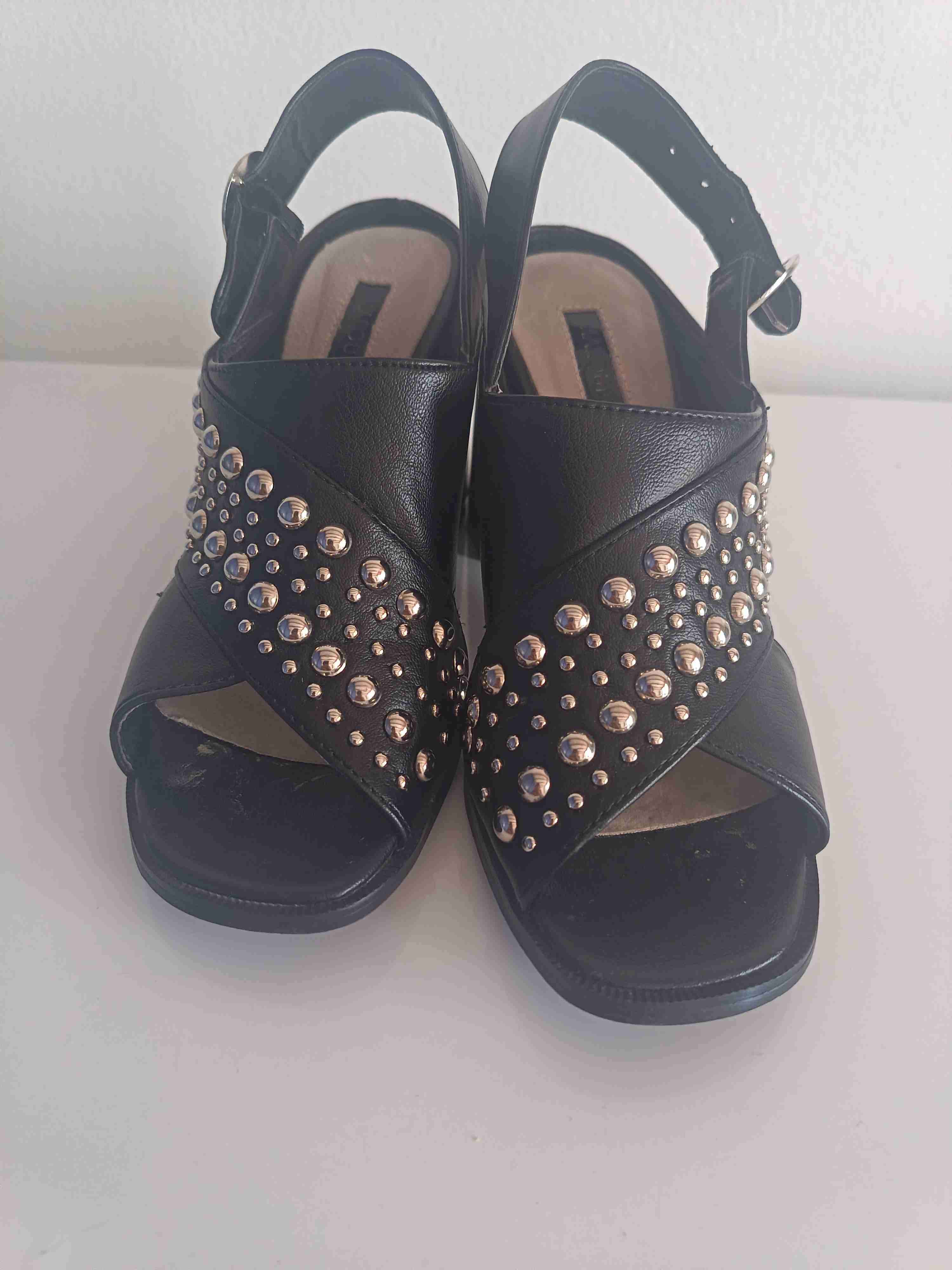 Sandalias negras con tachas - miniatura 3