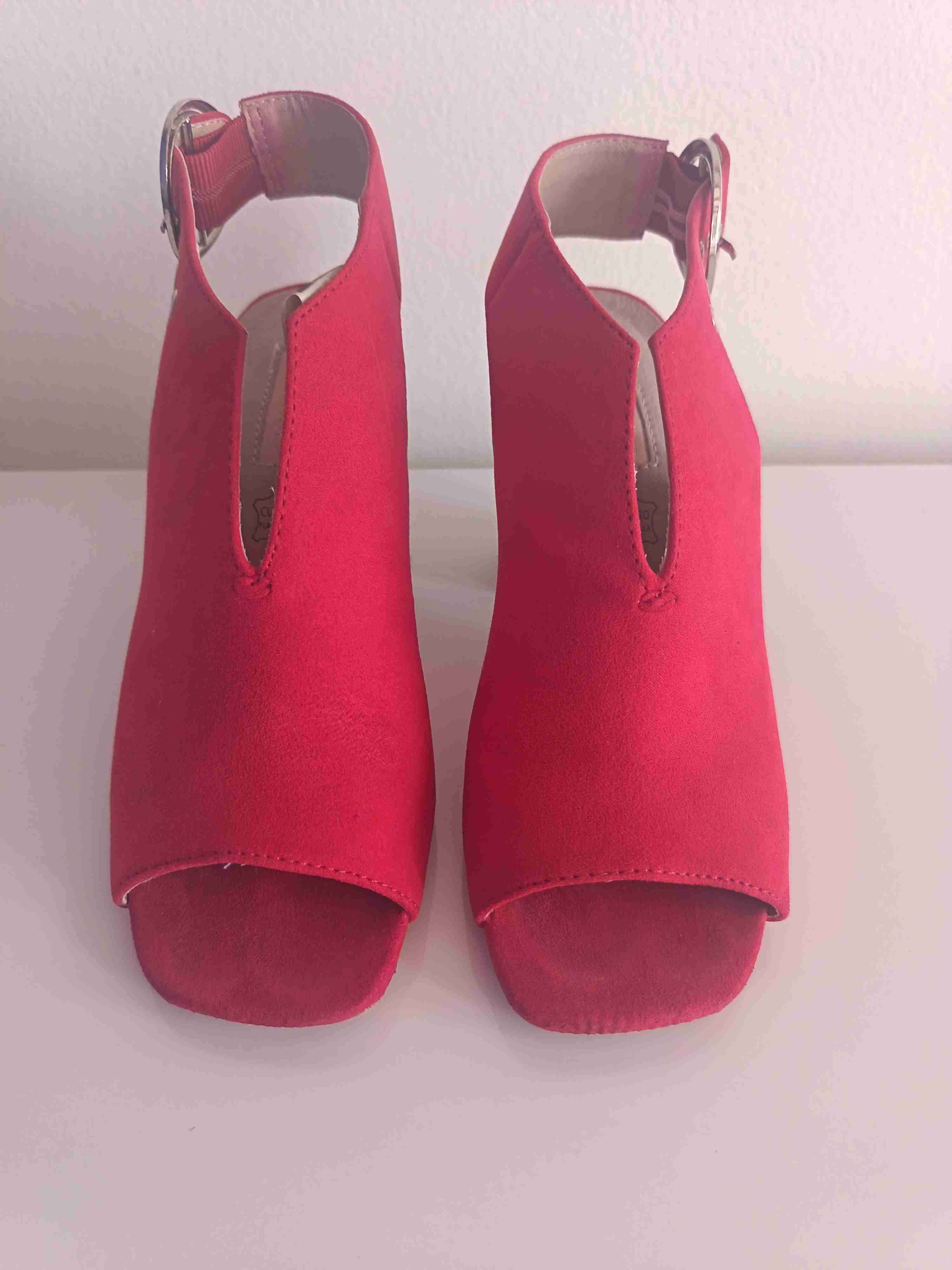 Tacones rojos con hebilla metálica - miniatura 2