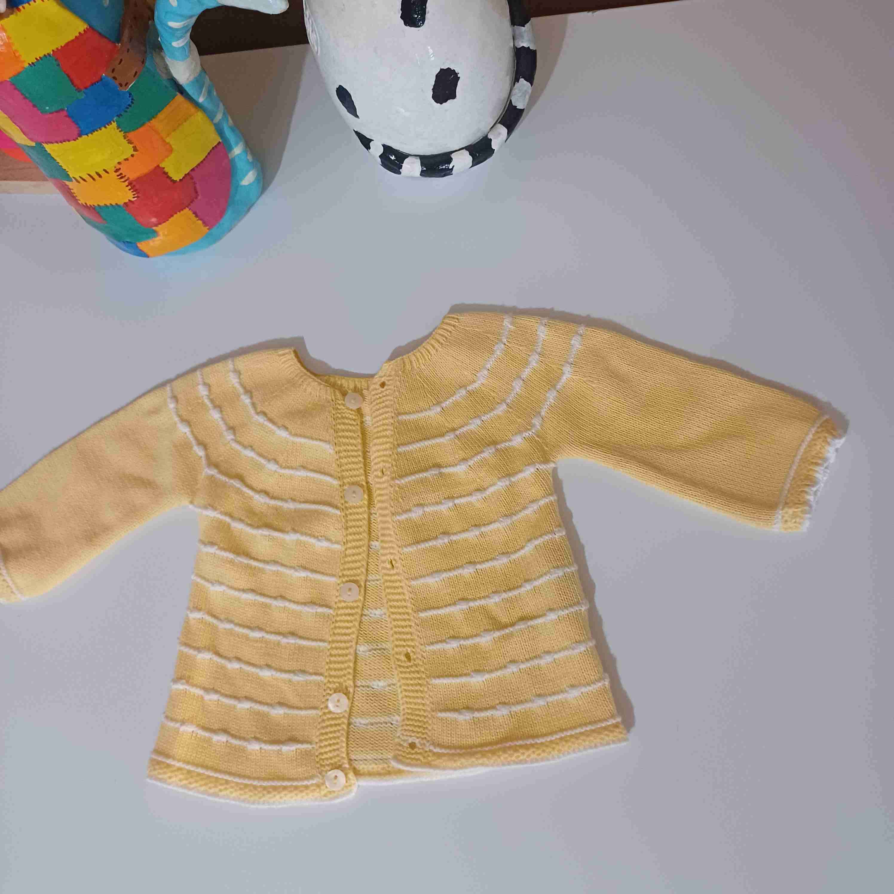 Chaleco bebé amarillo tejido - miniatura 1