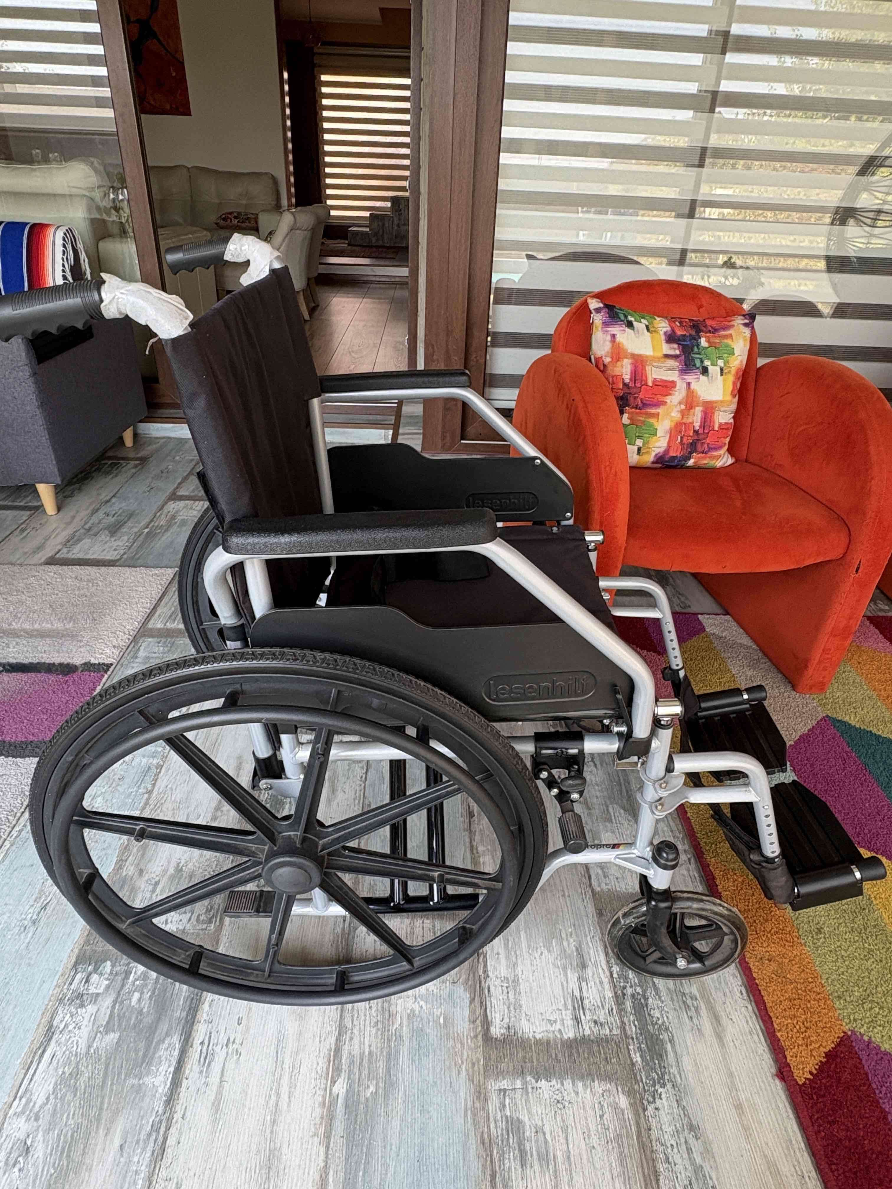 Silla de ruedas plegable - miniatura 1