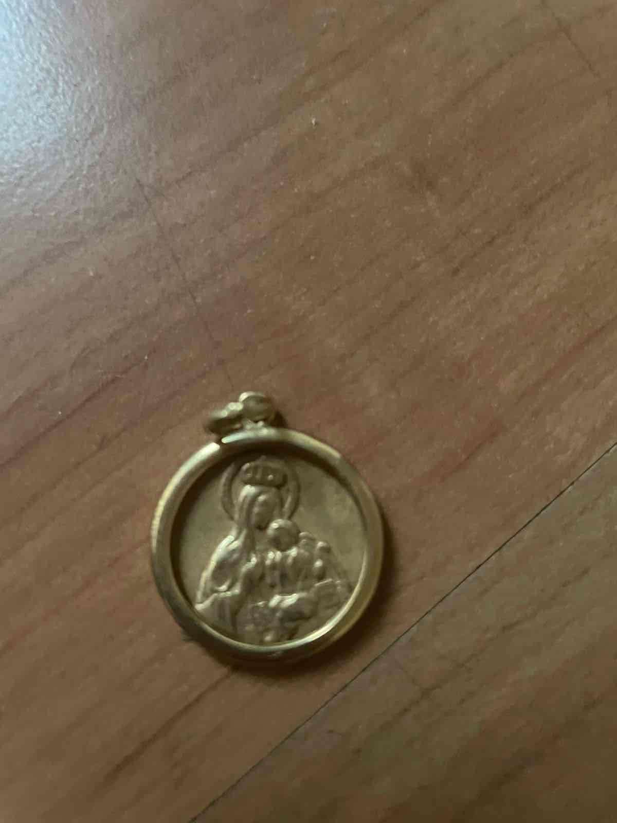 Medalla religiosa dorada pequeña