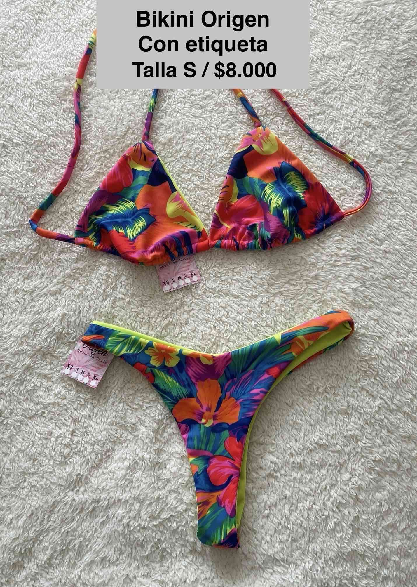 Bikini floral con etiqueta