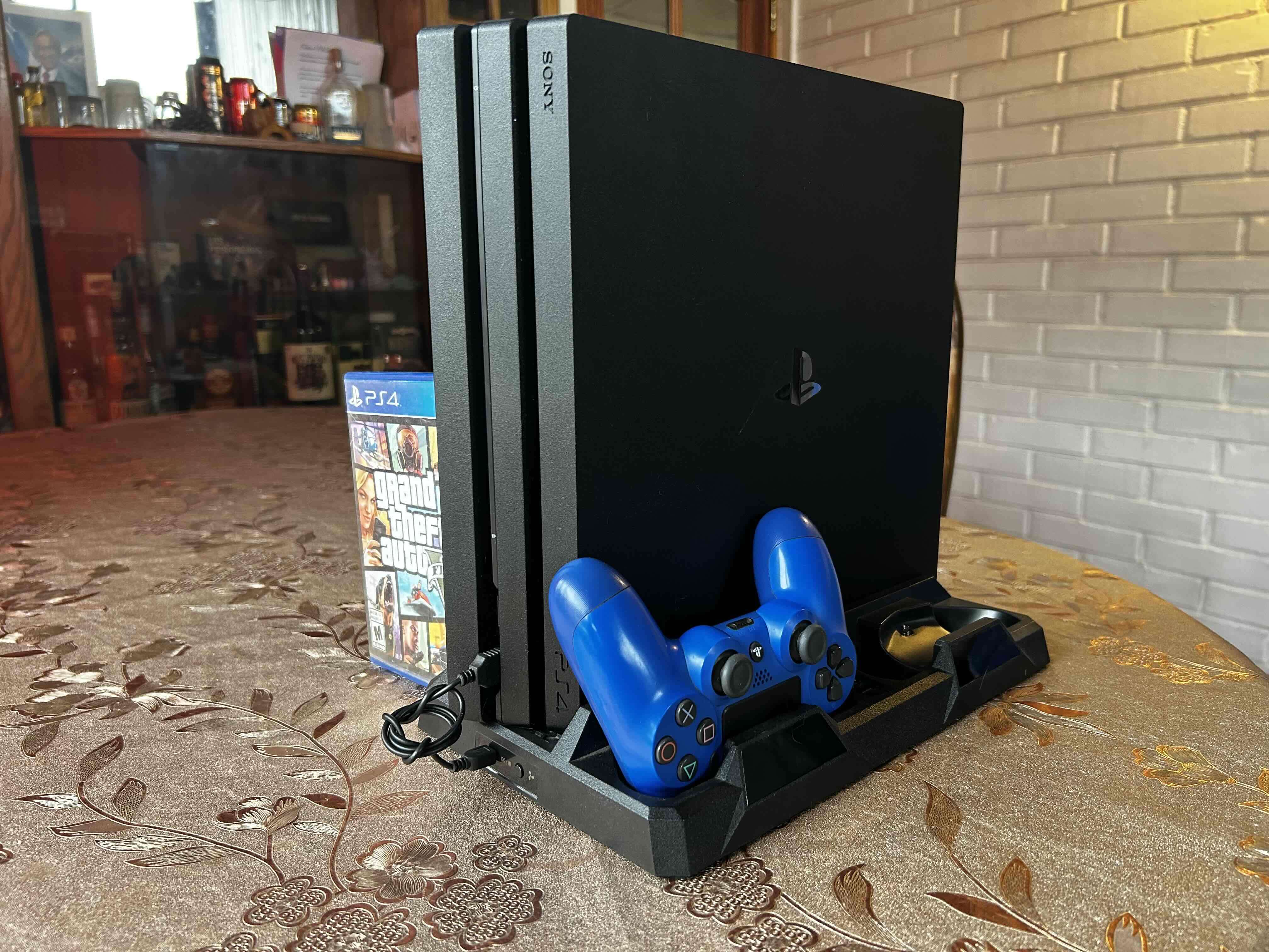 PlayStation 4 Pro + Control + Gta V - miniatura 1