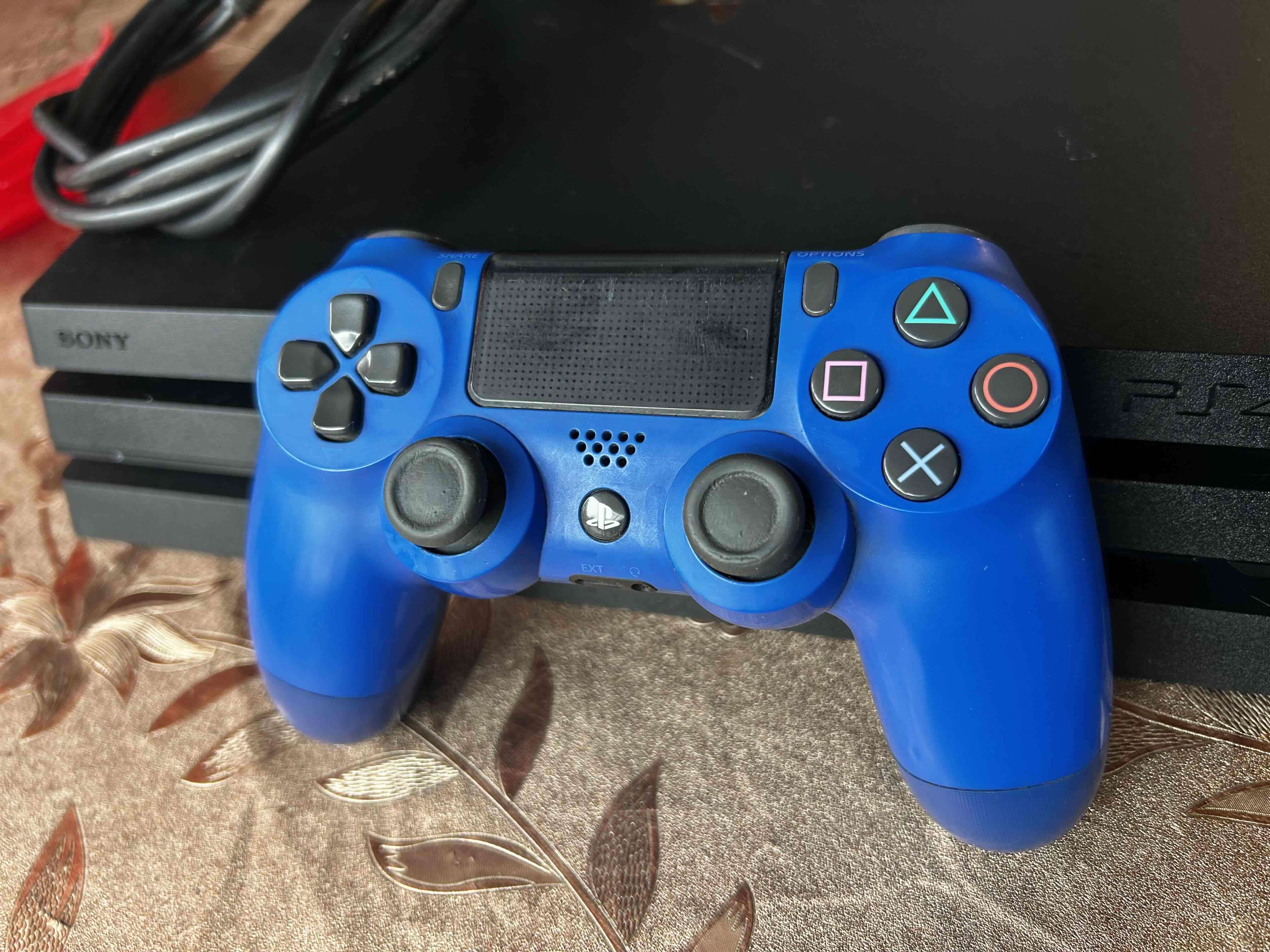 PlayStation 4 Pro + Control + Gta V - miniatura 2