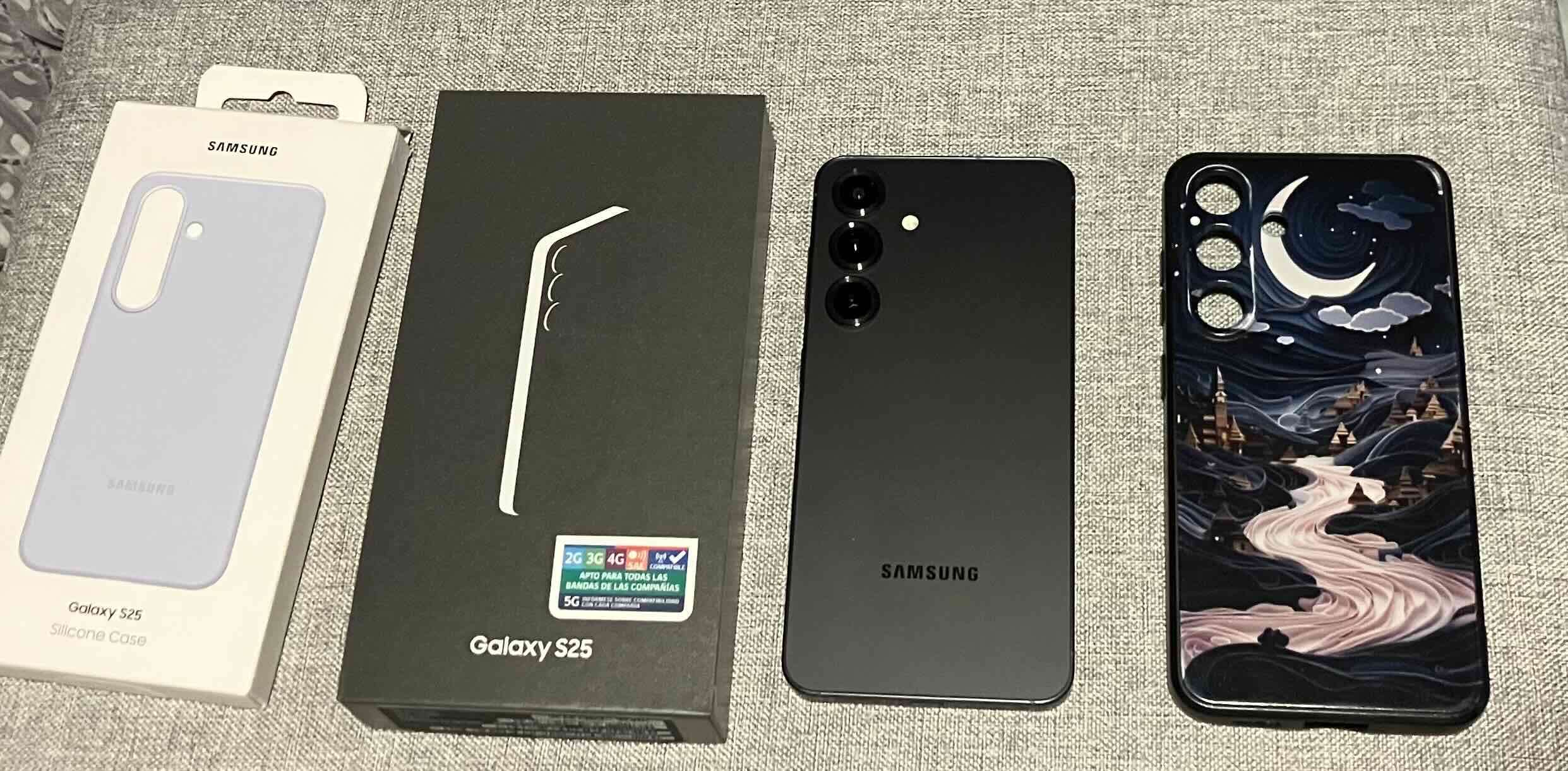 Samsung Galaxy S25 con accesorios - miniatura 1