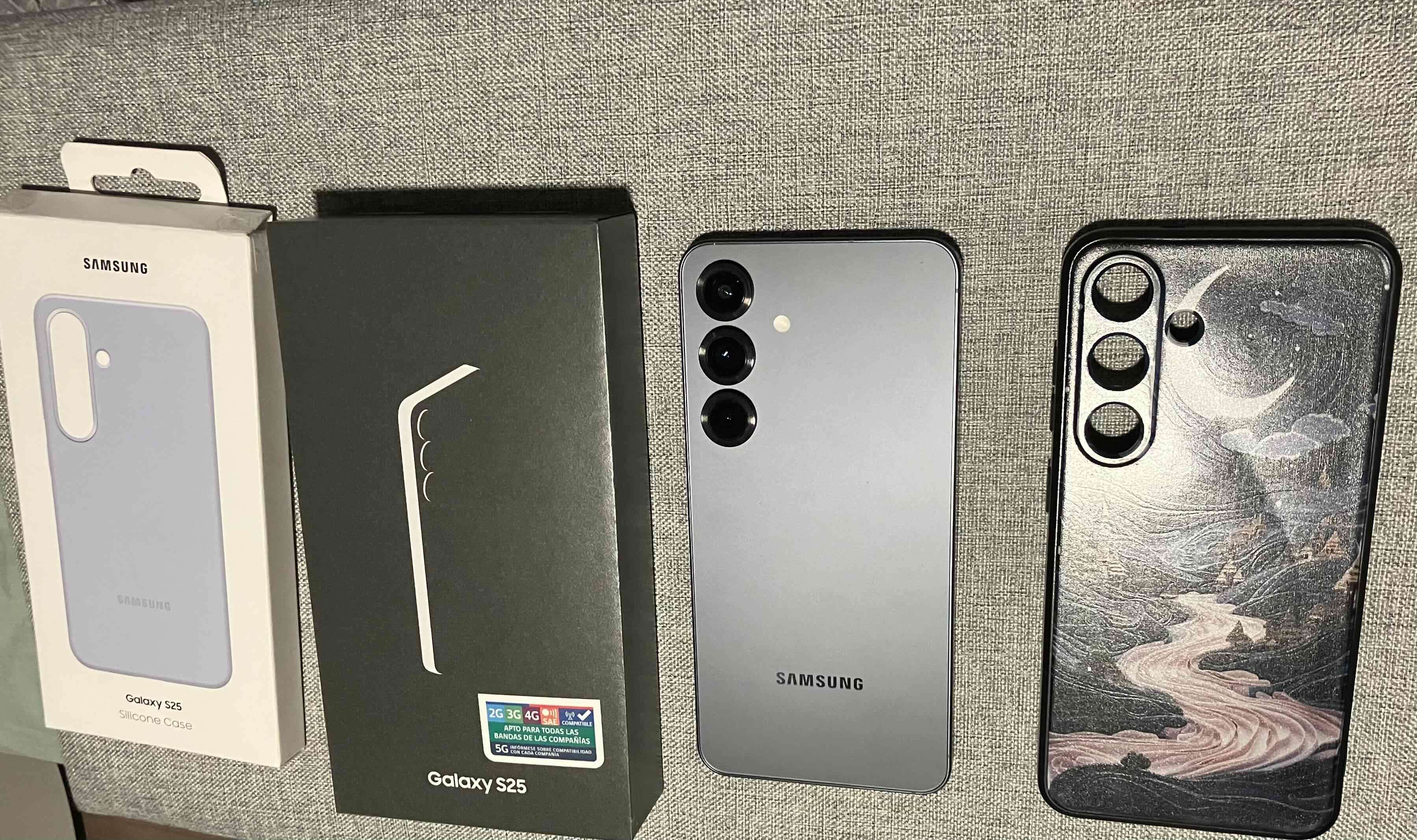 Samsung Galaxy S25 con accesorios - miniatura 2