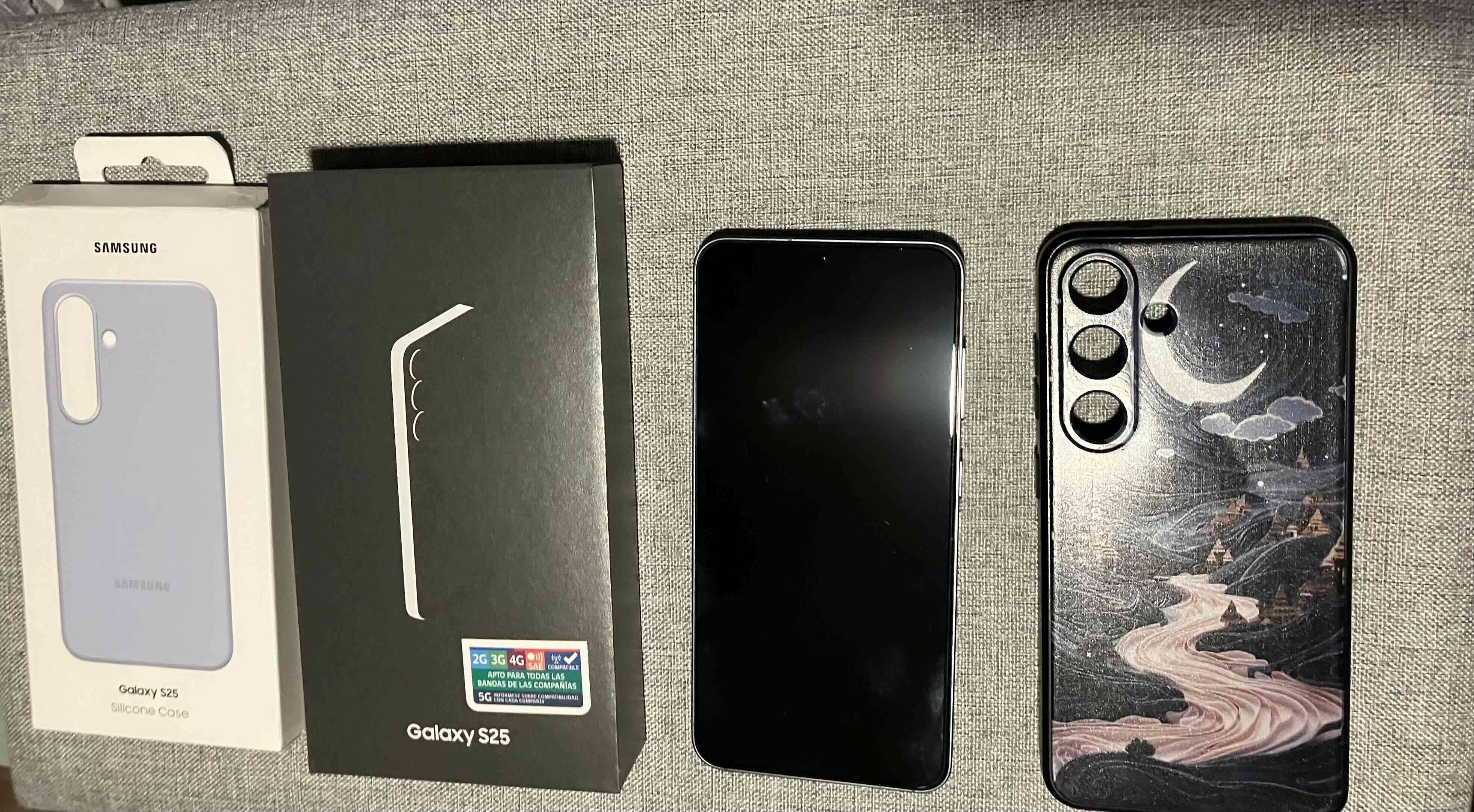 Samsung Galaxy S25 con accesorios - miniatura 3
