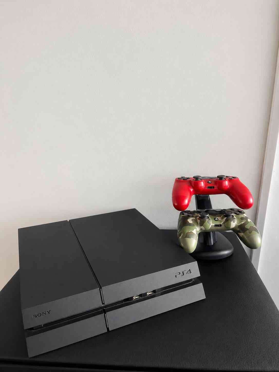 Consola PS4 con dos controles - miniatura 1