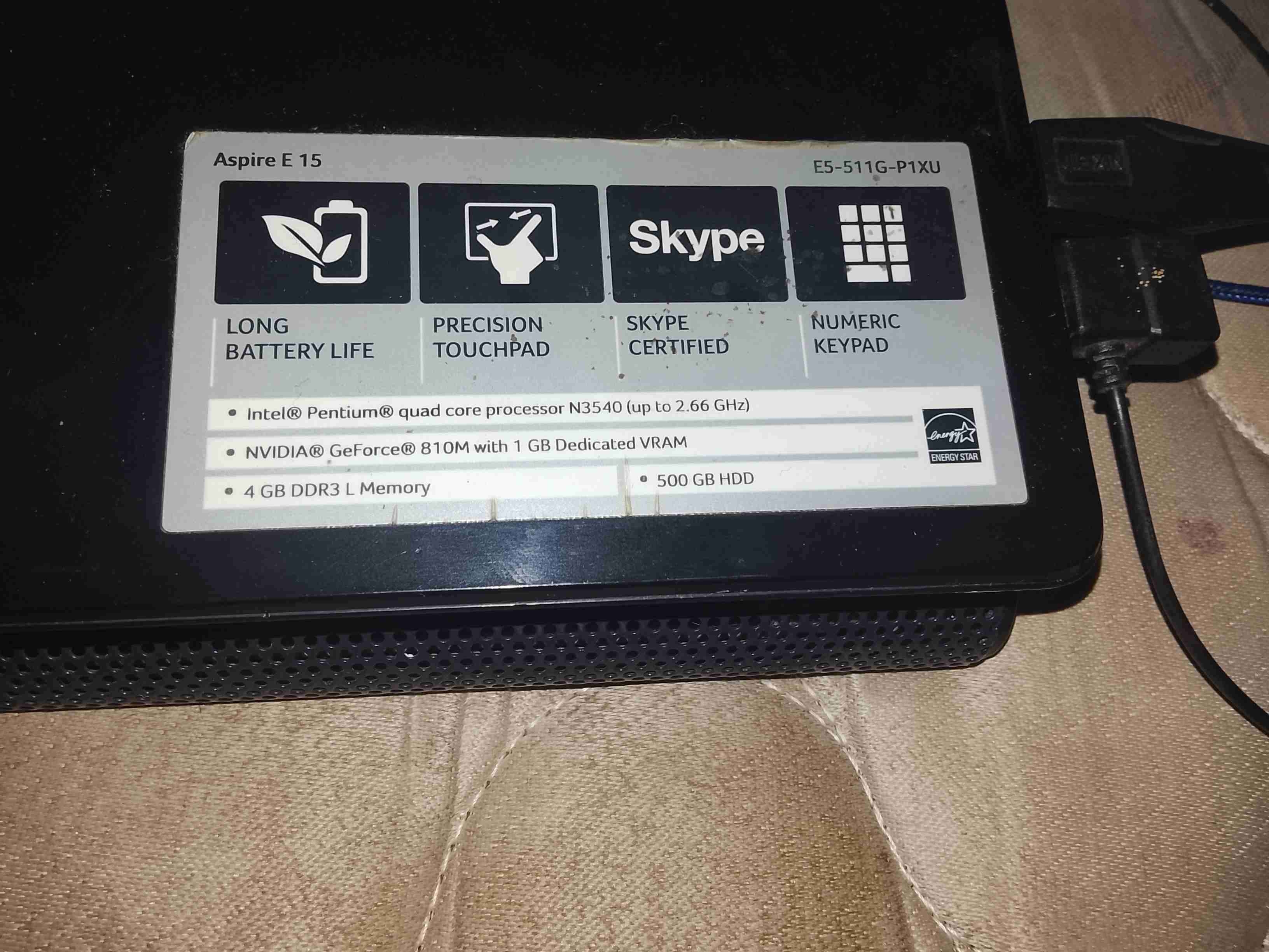 Notebook Acer con pantalla encendida - miniatura 4