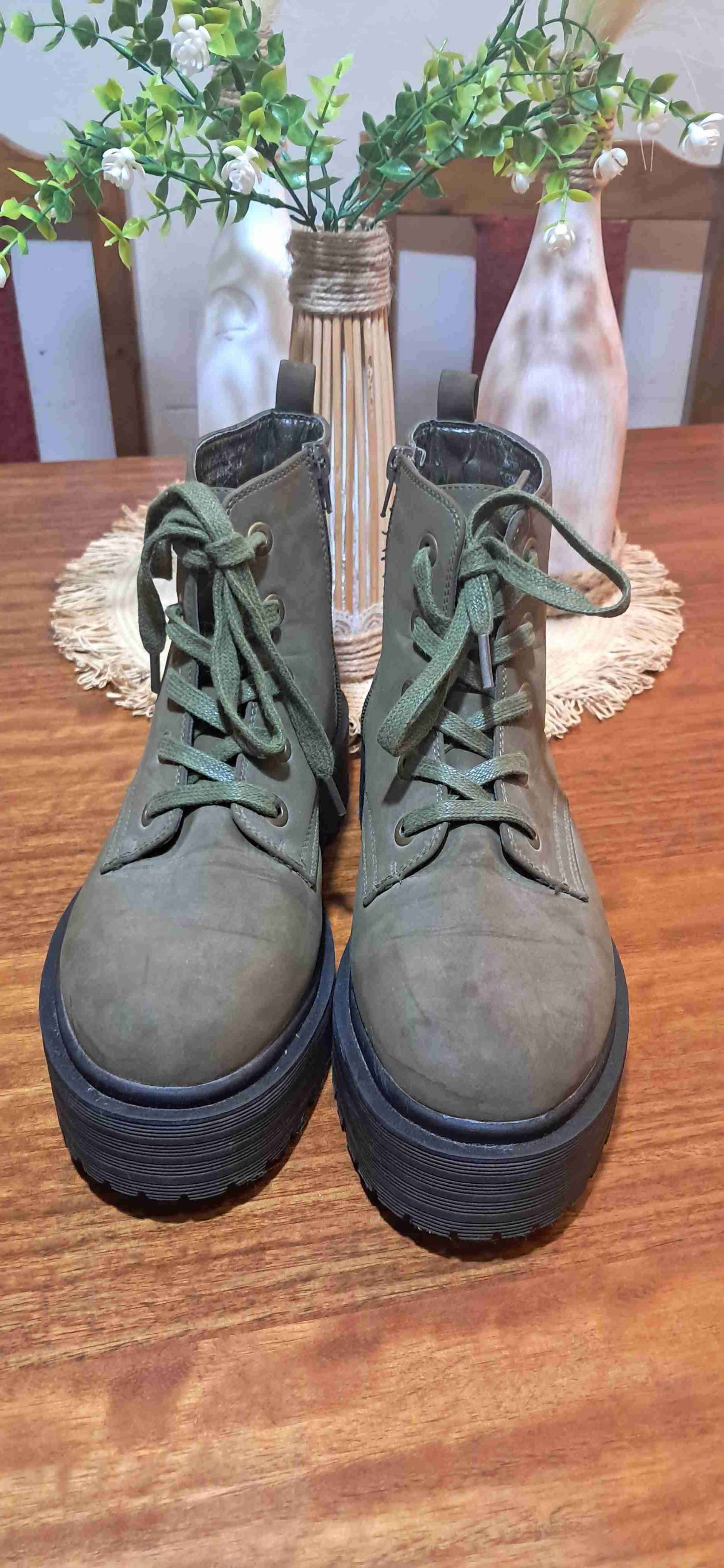 Botas verdes militares con suela gruesa - miniatura 1