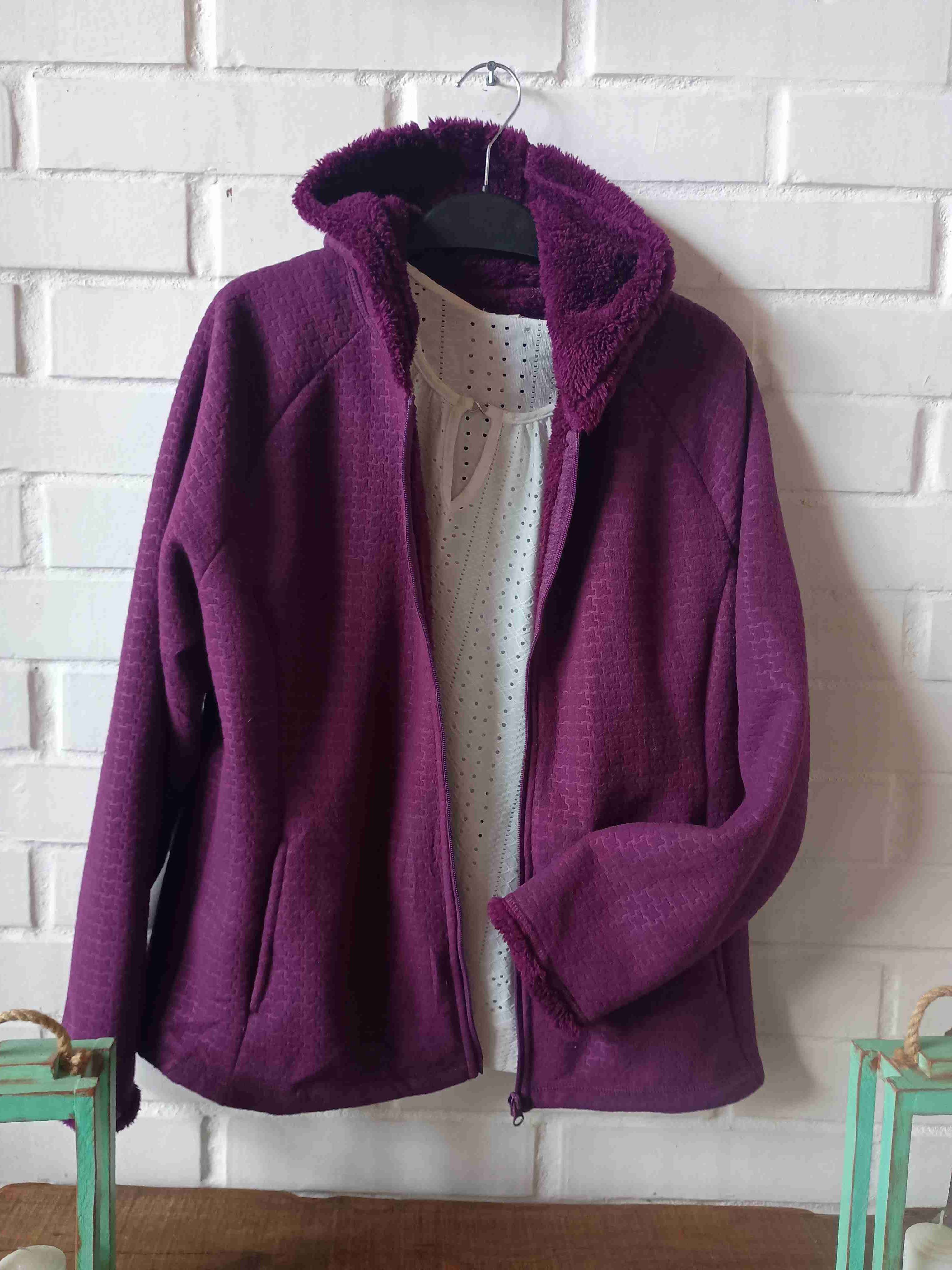 Chaqueta polar morada con corderito por dentro .